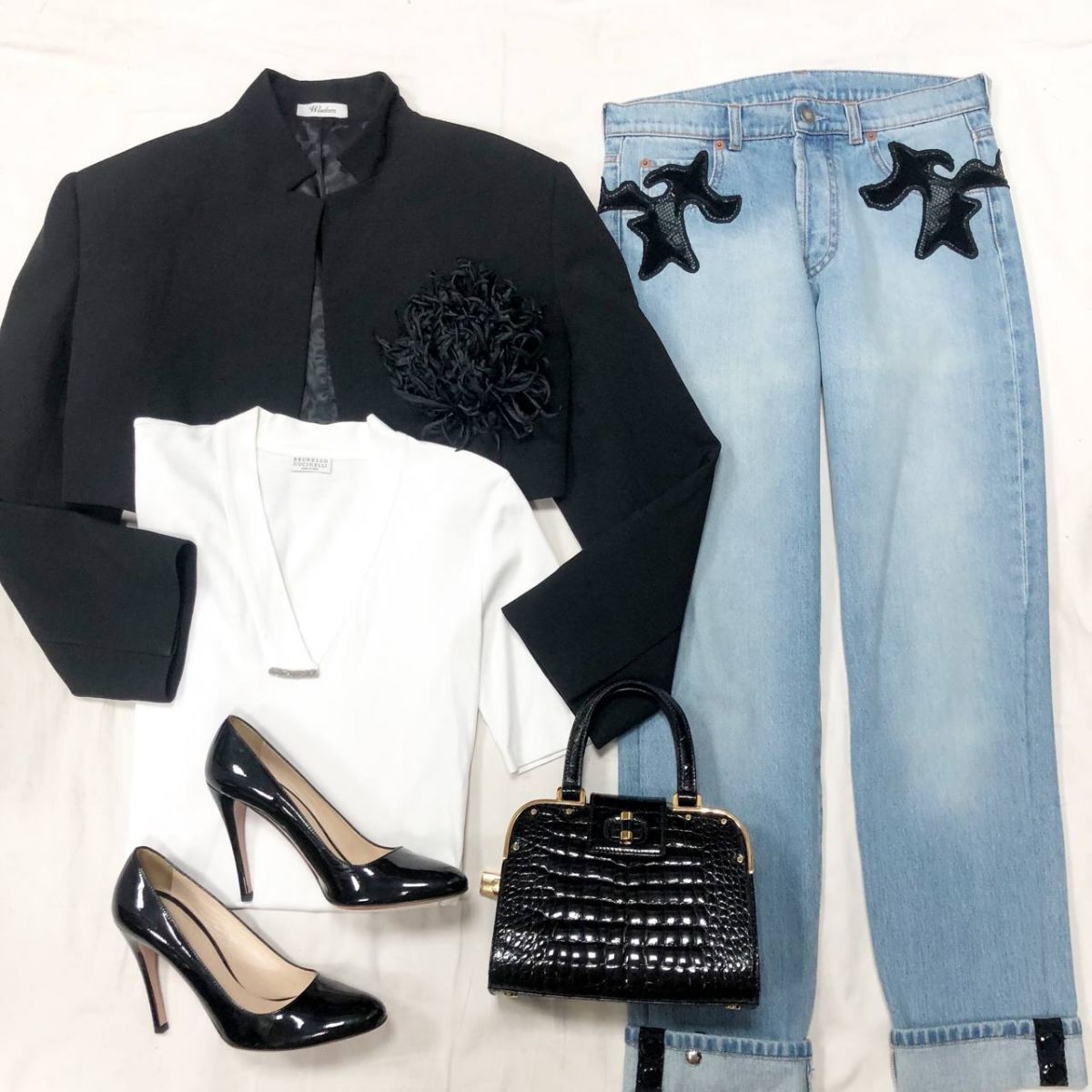 Жакет WISDOM размер S цена 23 483 руб 
Джинсы LOUIS VUITTON размер 38 цена 23 483 руб 
Туфли PRADA размер 9 цена 17 221 руб 
Сумочка SAINT LAURENT