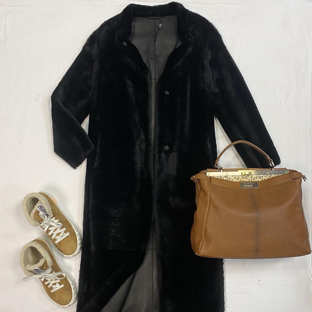 Дублёнка MAX MARA  размер 42 цена 76 925 рубКеды MIU MIU  размер 39 цена 23 078 руб Сумка FENDI 