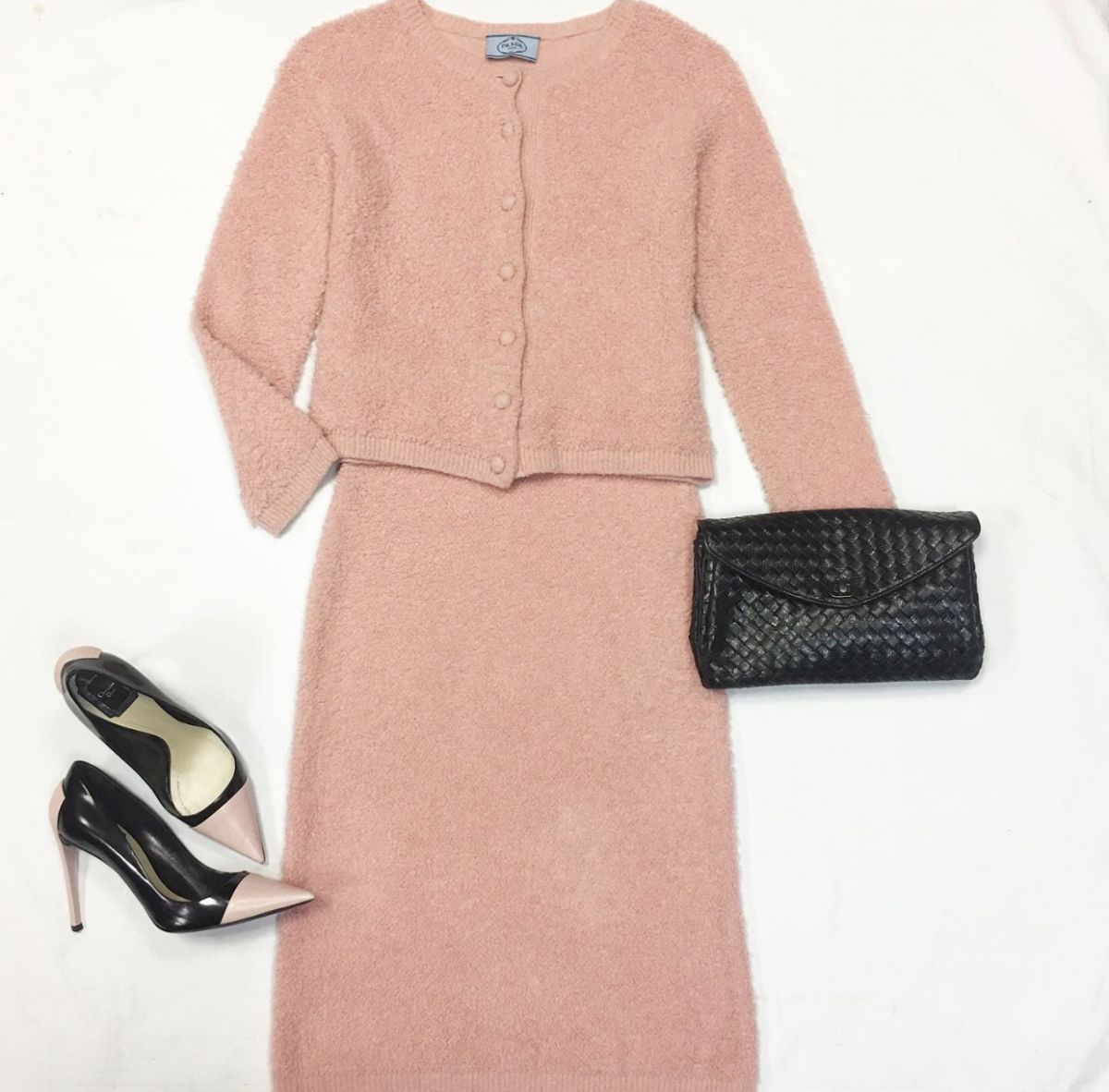 Костюм Prada размер 38 цена 6 154 руб Туфли Christian Dior размер 38 цена 6 923 руб Клатч Bottega Veneta 