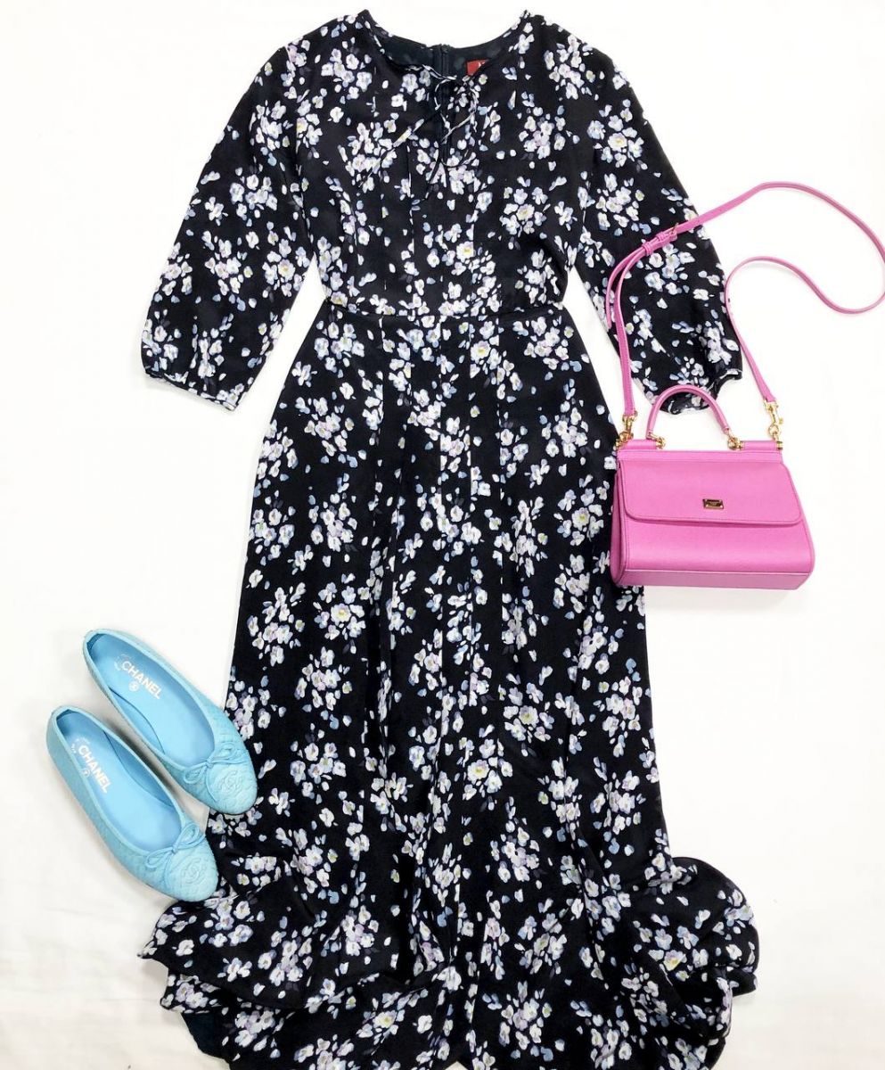 Платье Max Mara размер 42 цена 23 483 руб
Балетки Chanel размер 38 цена 46 965 руб
Сумка Dolce Gabbana