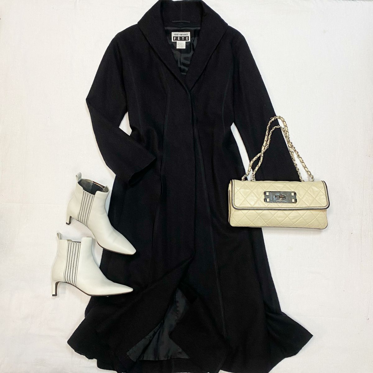 Пальто Issey Miyake размер 3 цена 15 385 руб Ботильоны Brunello Cucinelli размер 37 цена 30 770 рубСумка Chanel