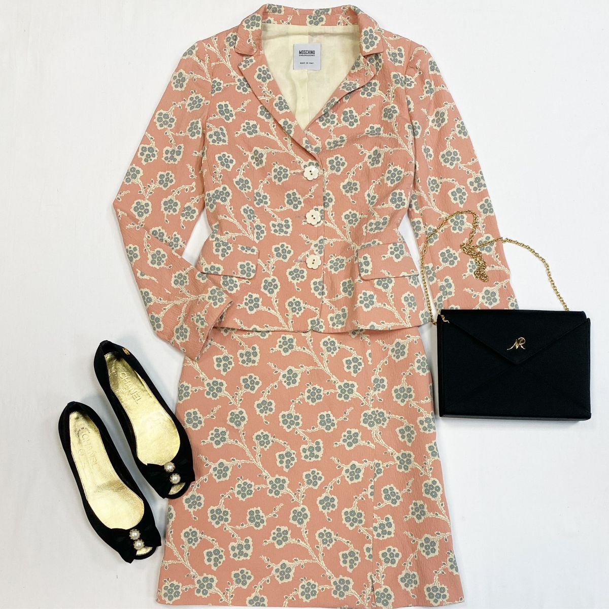 Костюм Moschino размер 42 цена 7 693 рубБалетки Chanel размер 39 цена 30 770 рубСумка Nina Ricci