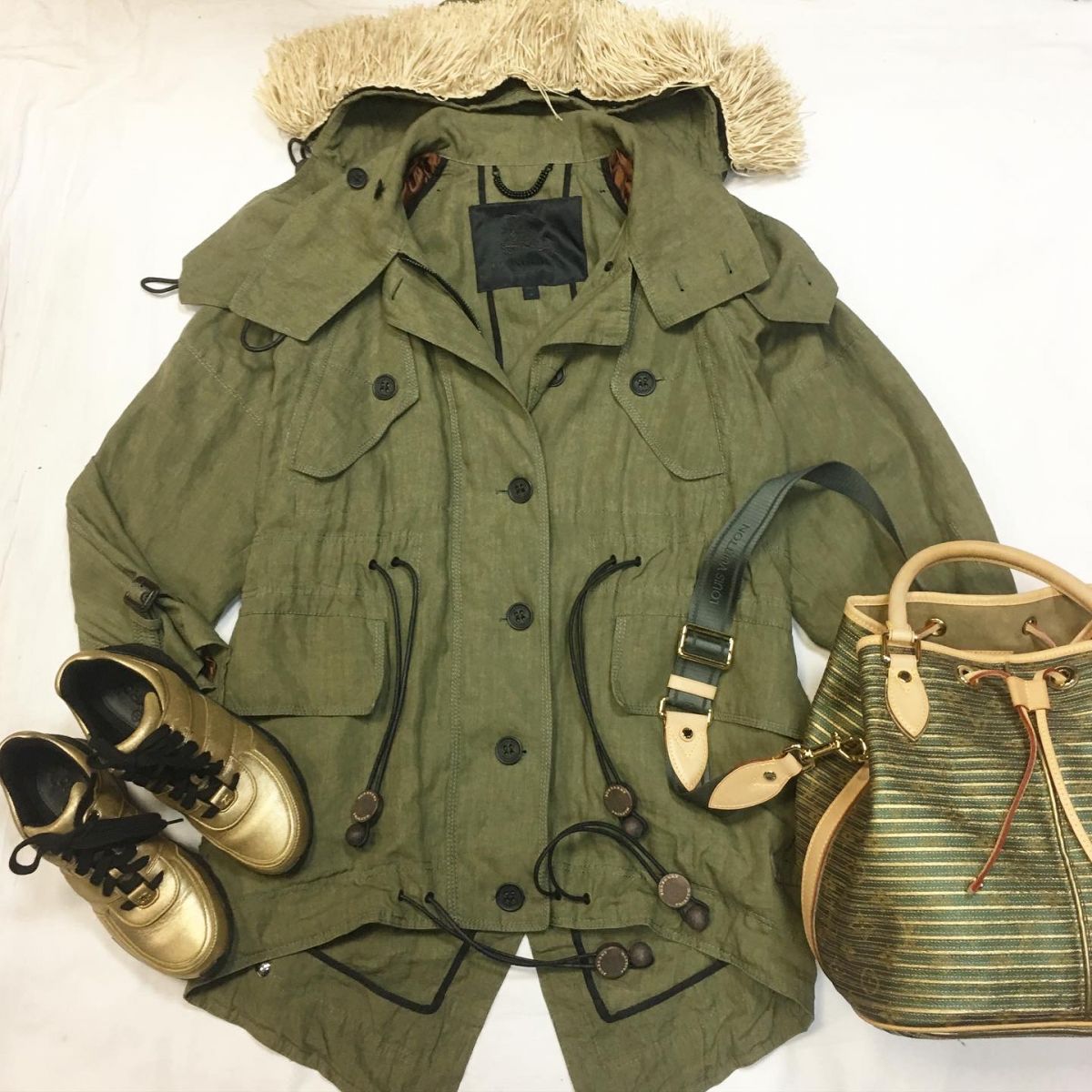 Парка /Лен/ Burberry  размер 36 цена 30 770 руб Кроссовки Chanel  размер 38 цена 30 770 руб Сумка Louis Vuitton 