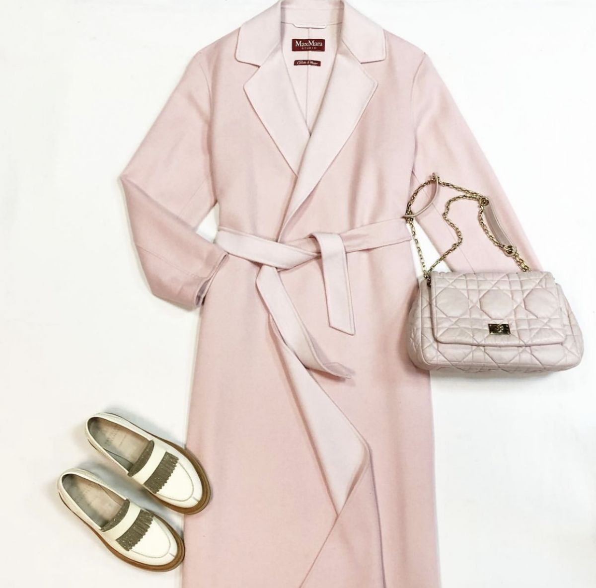 Пальто Max Mara размер 46 цена 76 925 руб
Лоферы Brunello Cucinelli размер 39 цена 30 770 руб
Сумка Dior