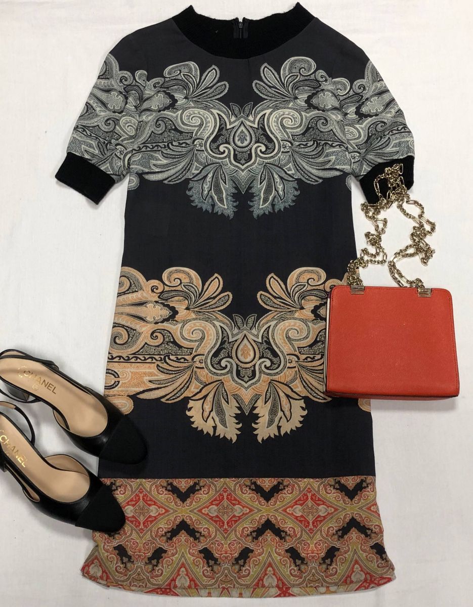 Платье  ETRO размер 38 цена 7 828 руб
Туфли Chanel размер 39.5 цена 93 930 руб
Сумка ETRO