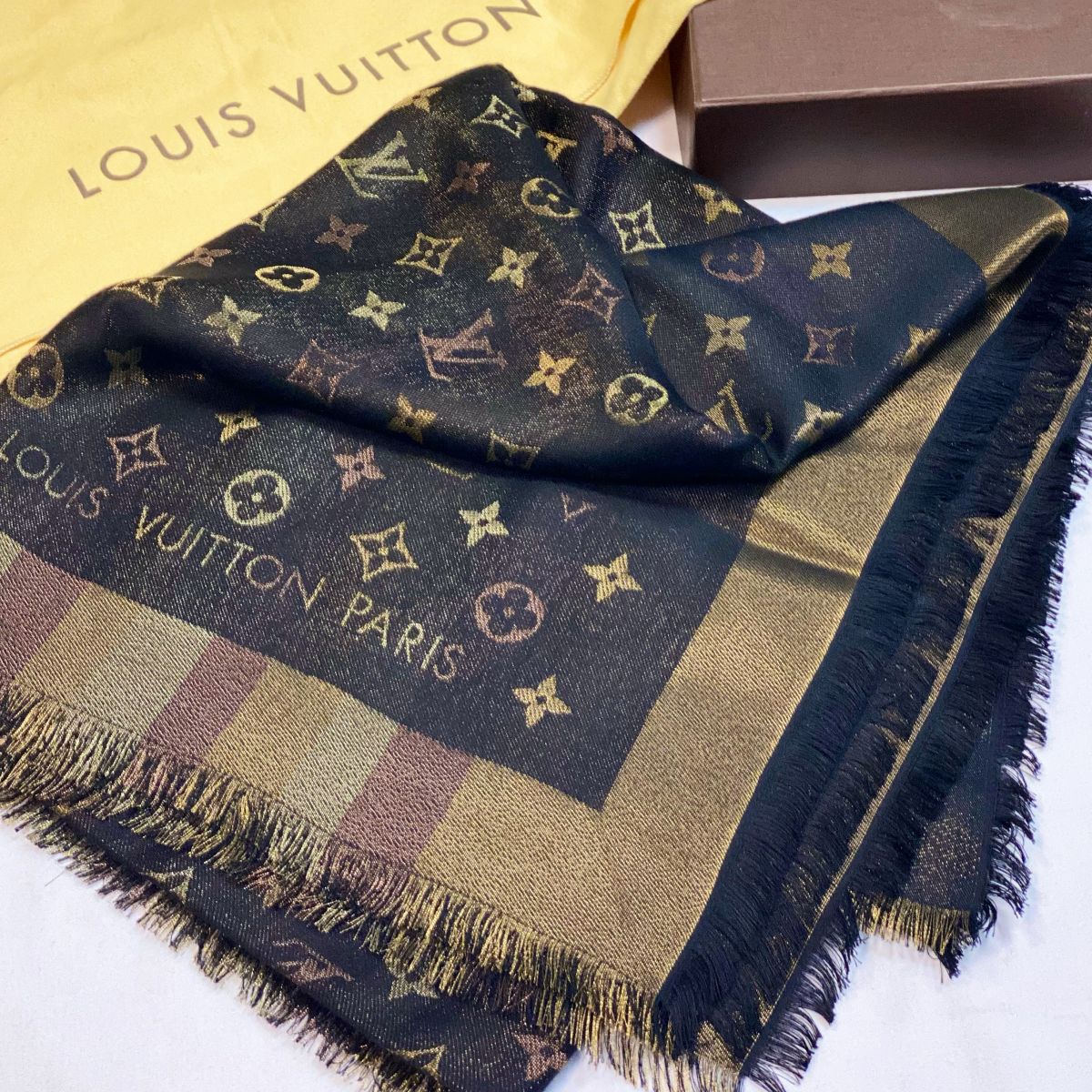 Шаль Louis Vuitton размер 140/140 цена 23 078 руб 