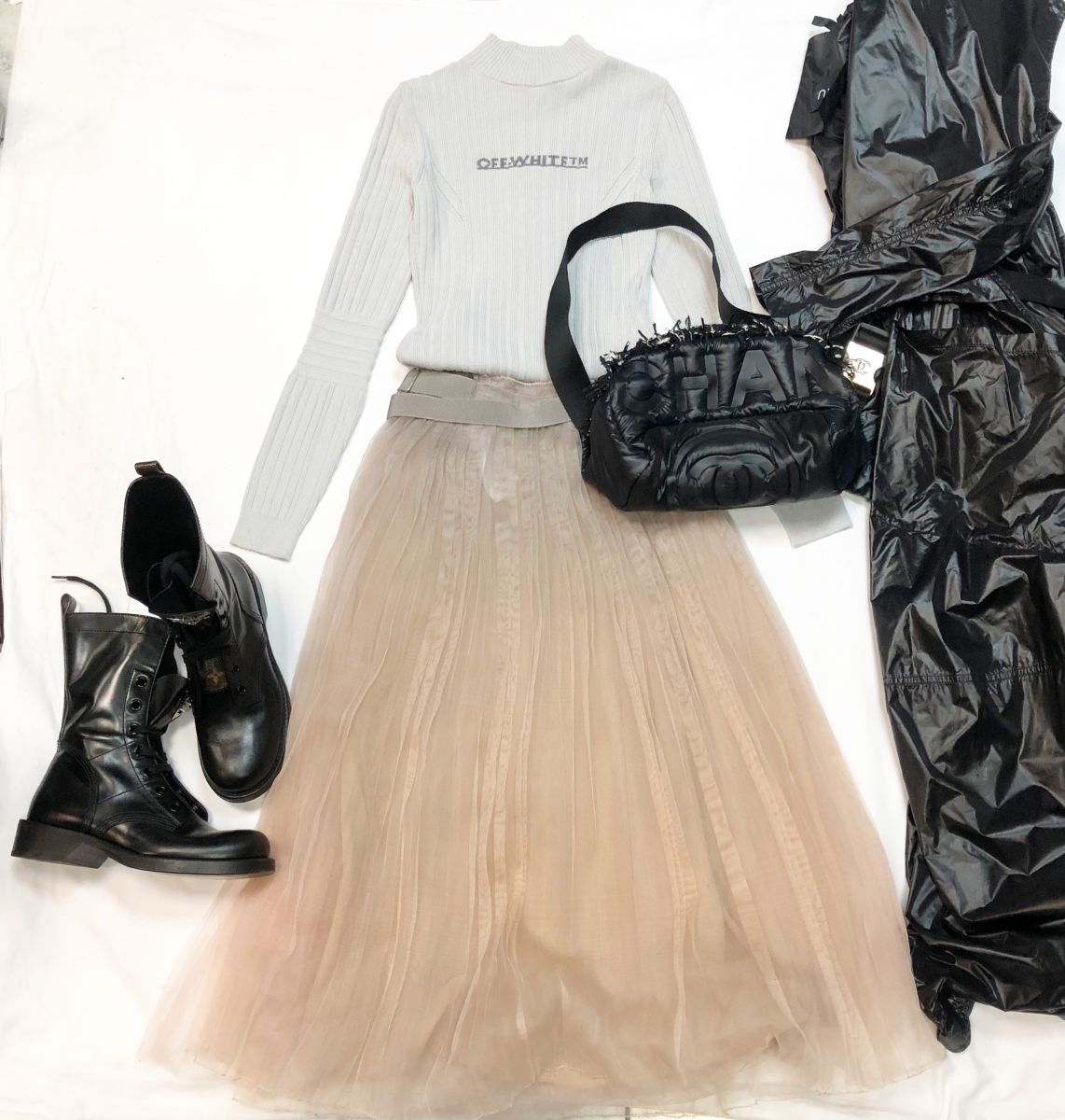Юбка Christian Dior размер 
36 цена 30 770 руб 
Боди OFF White размер S цена 12 308 руб 
Ботинки LOUIS Vuitton размер 38.5 цена 46 155 руб 
Сумка Chanel