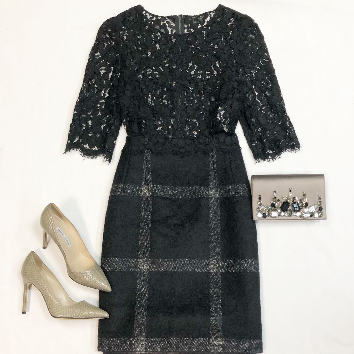 Платье /ажур/ Dolce Gabbana размер 44 цена 18 462 рубТуфли Manolo Blahnik размер 36.5 цена 26 155 рубКлатч Prada