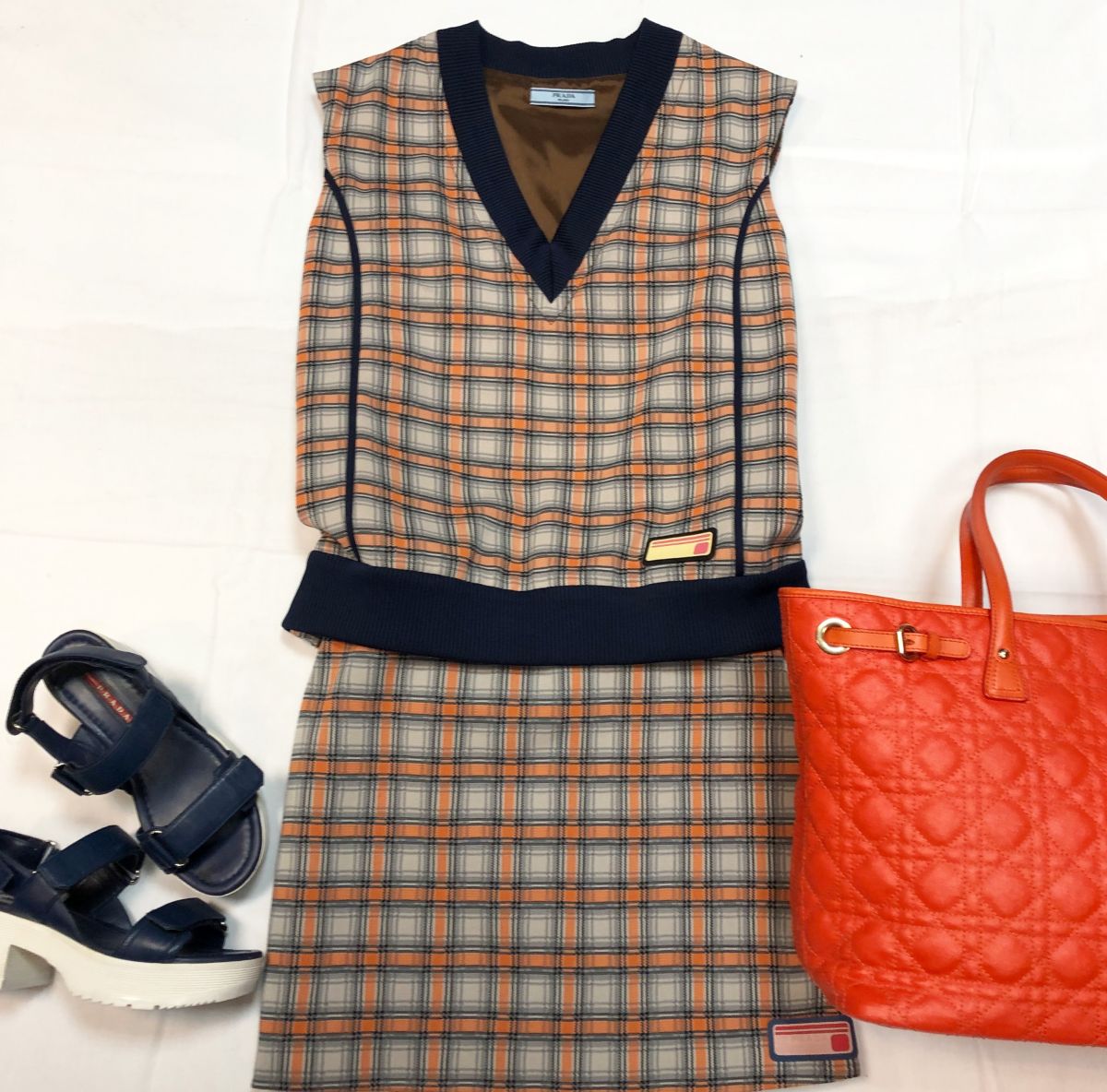 Костюм PRADA размер 42 цена 38 463 руб 
Сабо PRADA размер 36.5 цена 4 616 руб 
Сумка Christian Dior