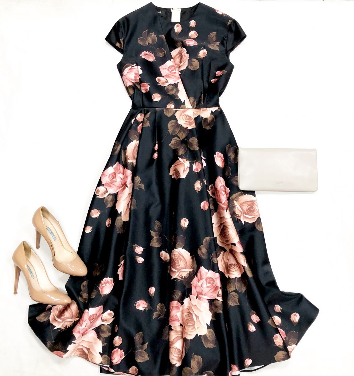 Платье Rochas размер 40 цена 23 078 руб
Туфли Prada размер 37 цена 12 308 руб
Клатч Lancel 
