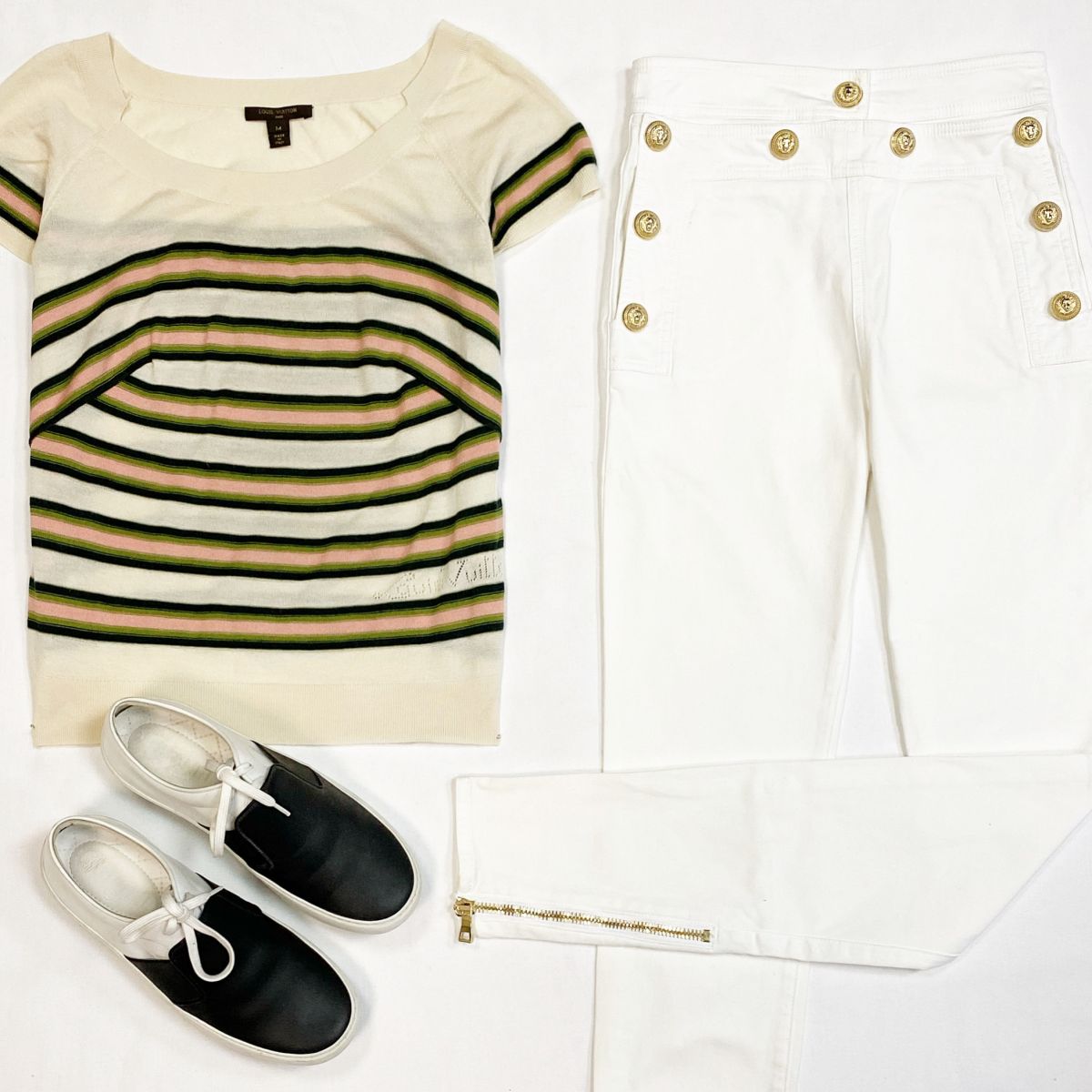 Кофта Louis Vuitton размер M цена 15385 руюДжинсы Balmain размер 36 цена 7 693 рубКеды Chanel размер 39 цена 18 462 ру