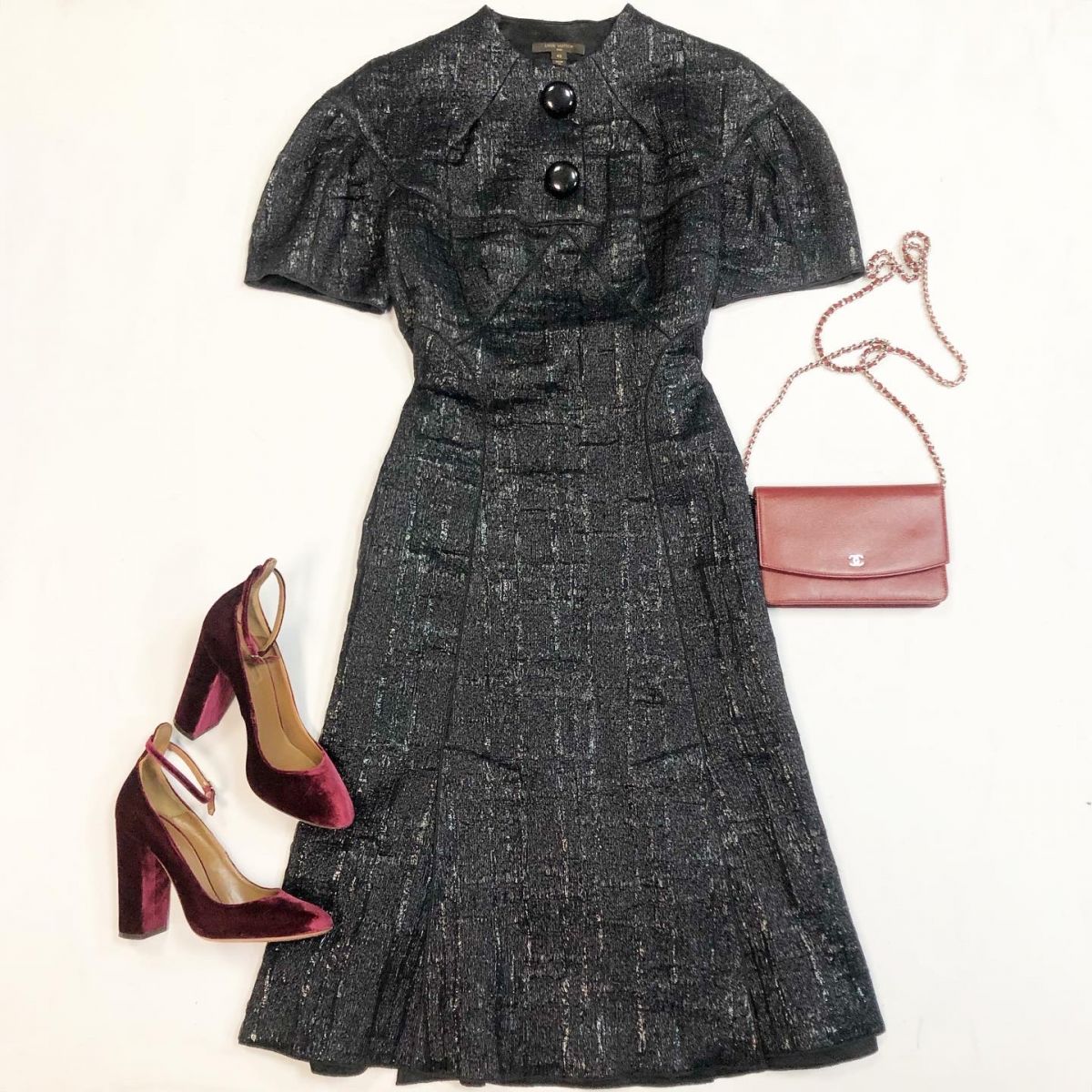 Платье Louis Vuitton размер 42 цена 23 078 рубТуфли Aquazzura размер 39 цена 13 847 рубСумка Chanel