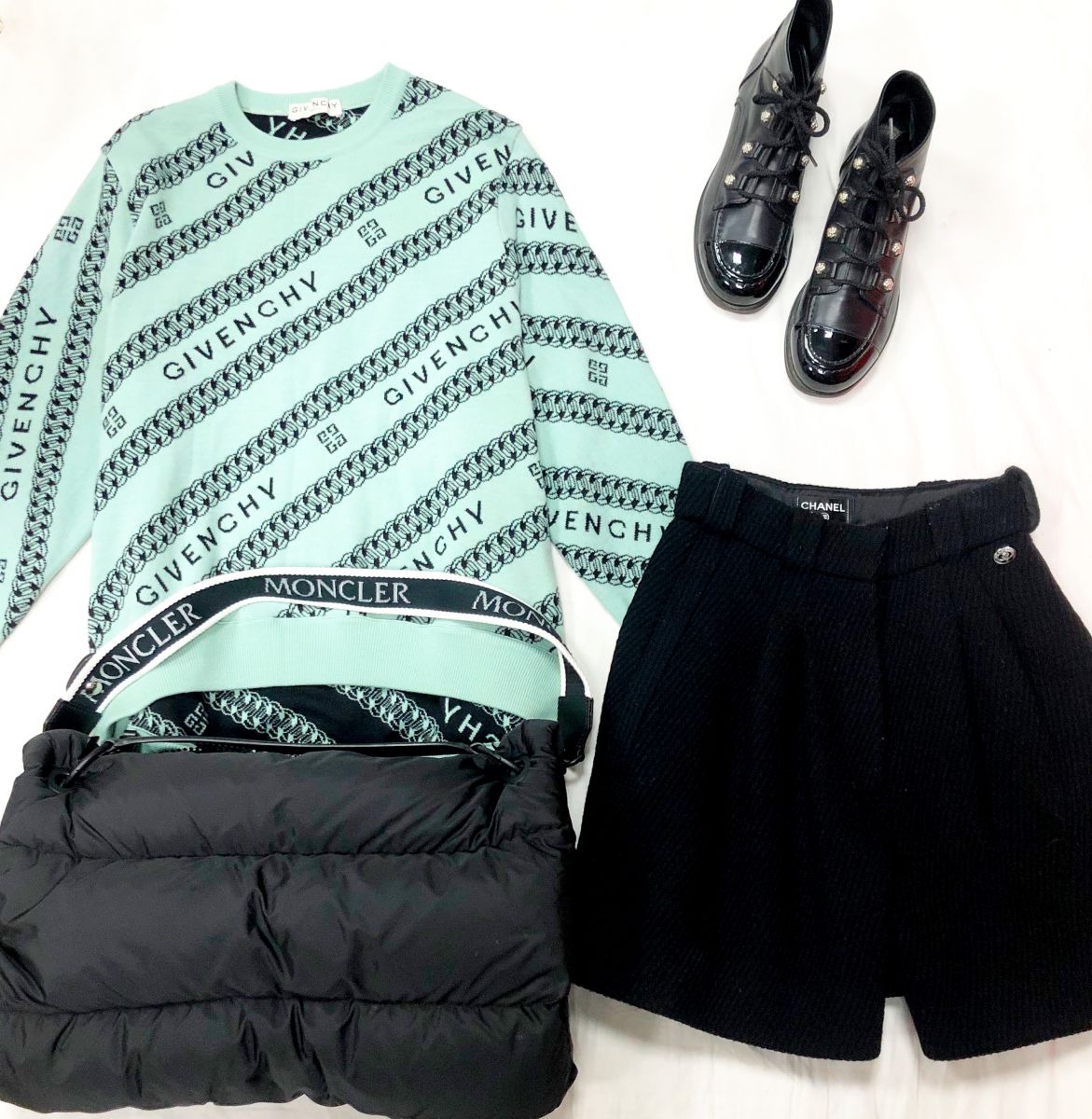 Свитер /кашемир/ Givenchy размер S  цена  18 786 руб 
Шорты Chanel размер 34 цена 31 310 руб 
Ботинки Chanel размер 39.1/2 цена 76 925 руб 
Сумка Moncler
