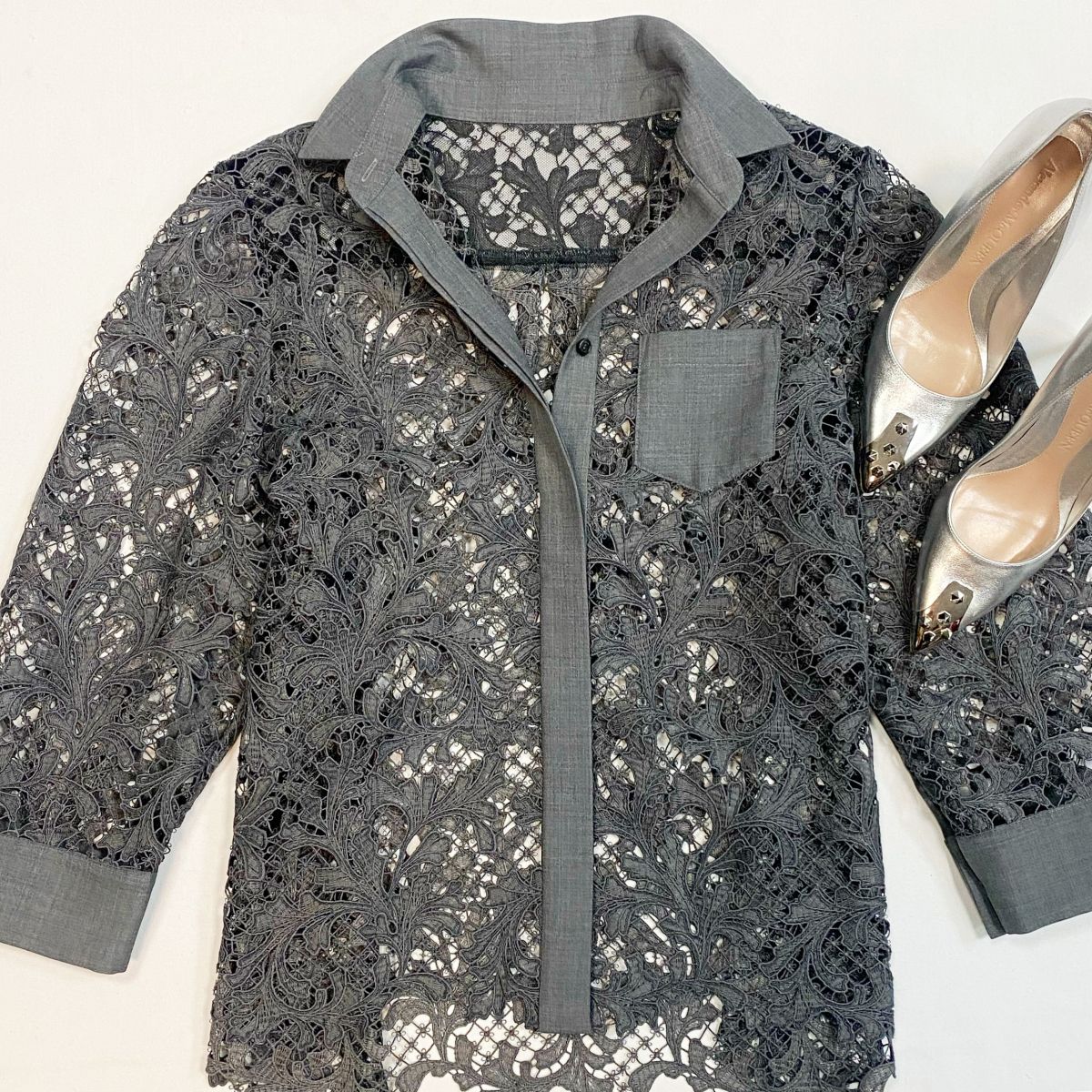 Блузка/ажур/ Sacai размер 3 цена 15 385 рубТуфли Alexander McQueen размер 40 цена 23 078 руб