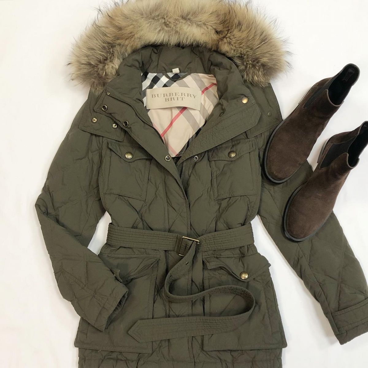 Куртка Burberry размер M цена 23 078 рубБотинки Tods размер 39.5 цена 10 770 руб