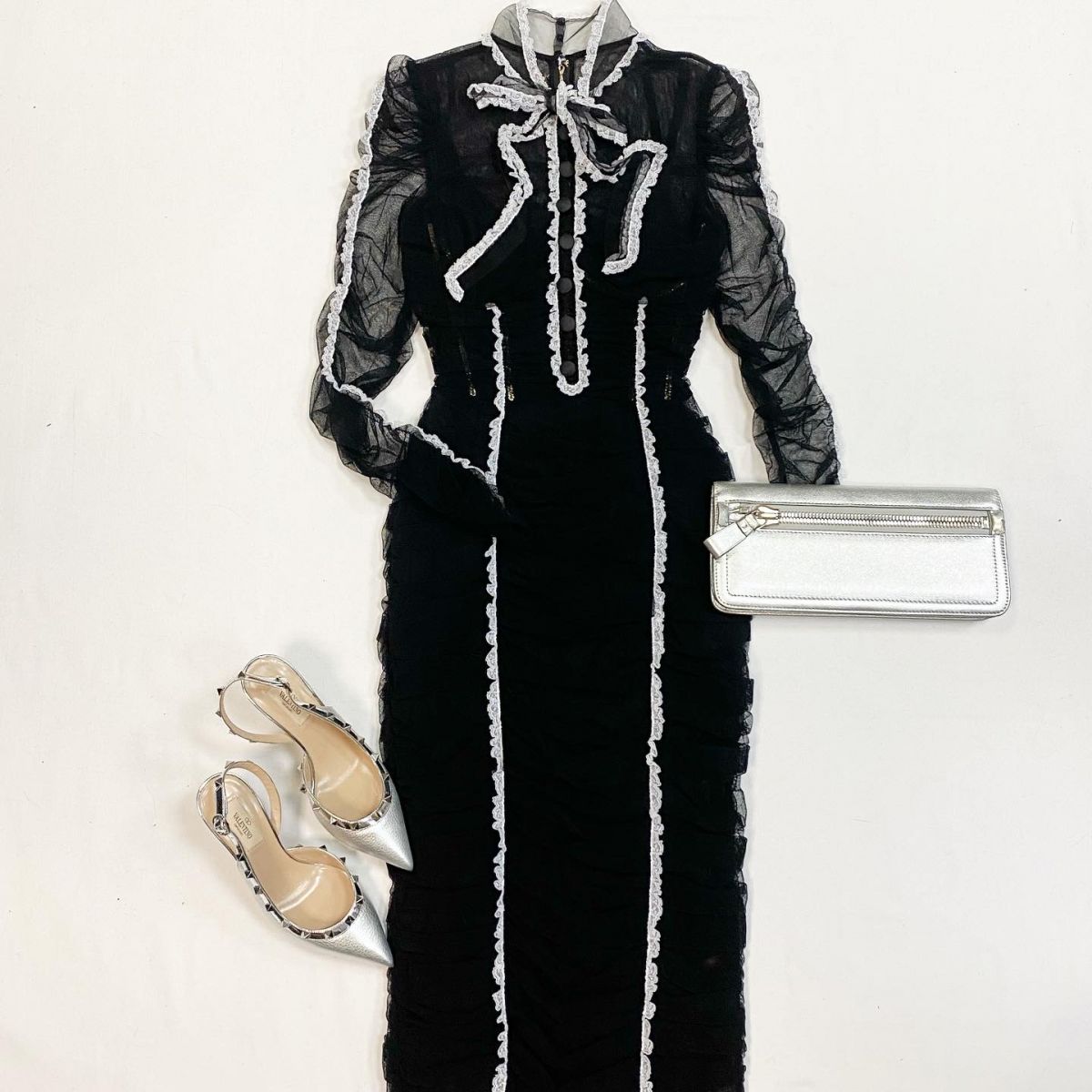 Платье Dolce Gabbana размер 38 цена 30 770 рубТуфли Valentino размер 38 цена 30 770 рубКлатч Tom Ford