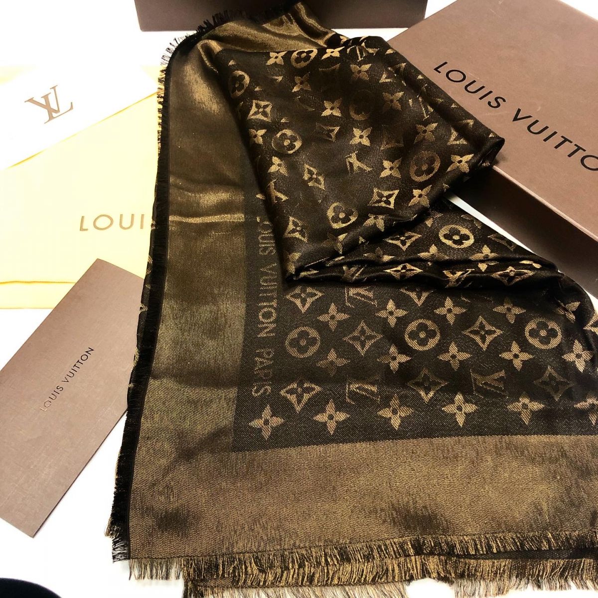 Палантин /люрекс/ Louis Vuitton размер 140/140 цена 12 308 руб 