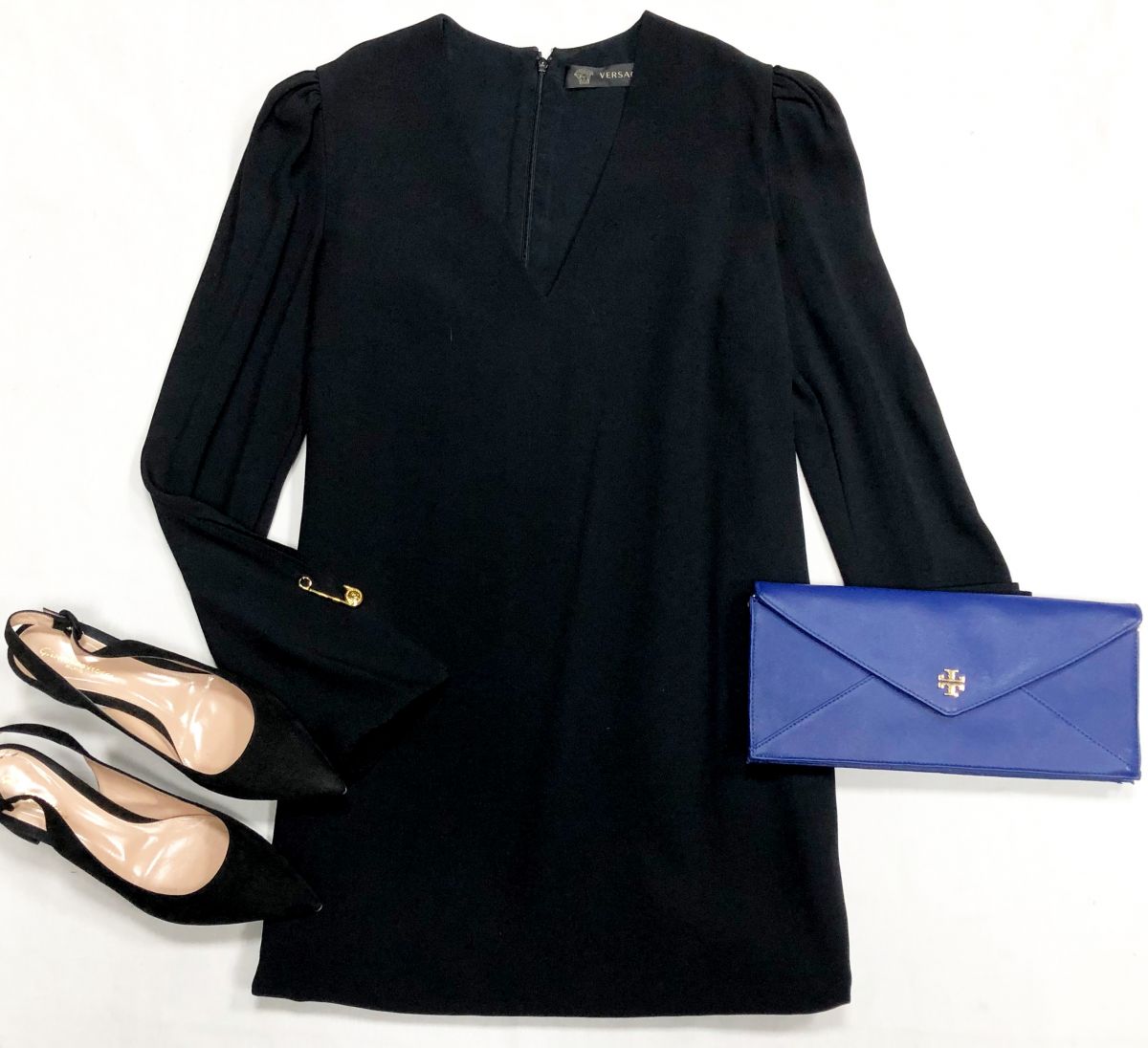 Платье Versace размер 44 цена 15 385 руб
Туфли Gianvito Rossi размер 40 цена 30 770 руб
Клатч Tory Burch
