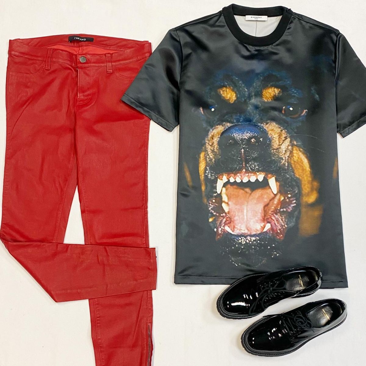 Футболка Givenchy размер XS цена 15 385 рубБрюки/кожа/ J Brand размер 29 цена 23 078 рубБотинки Saint Laurent размер 36.5 цена 18 462 руб