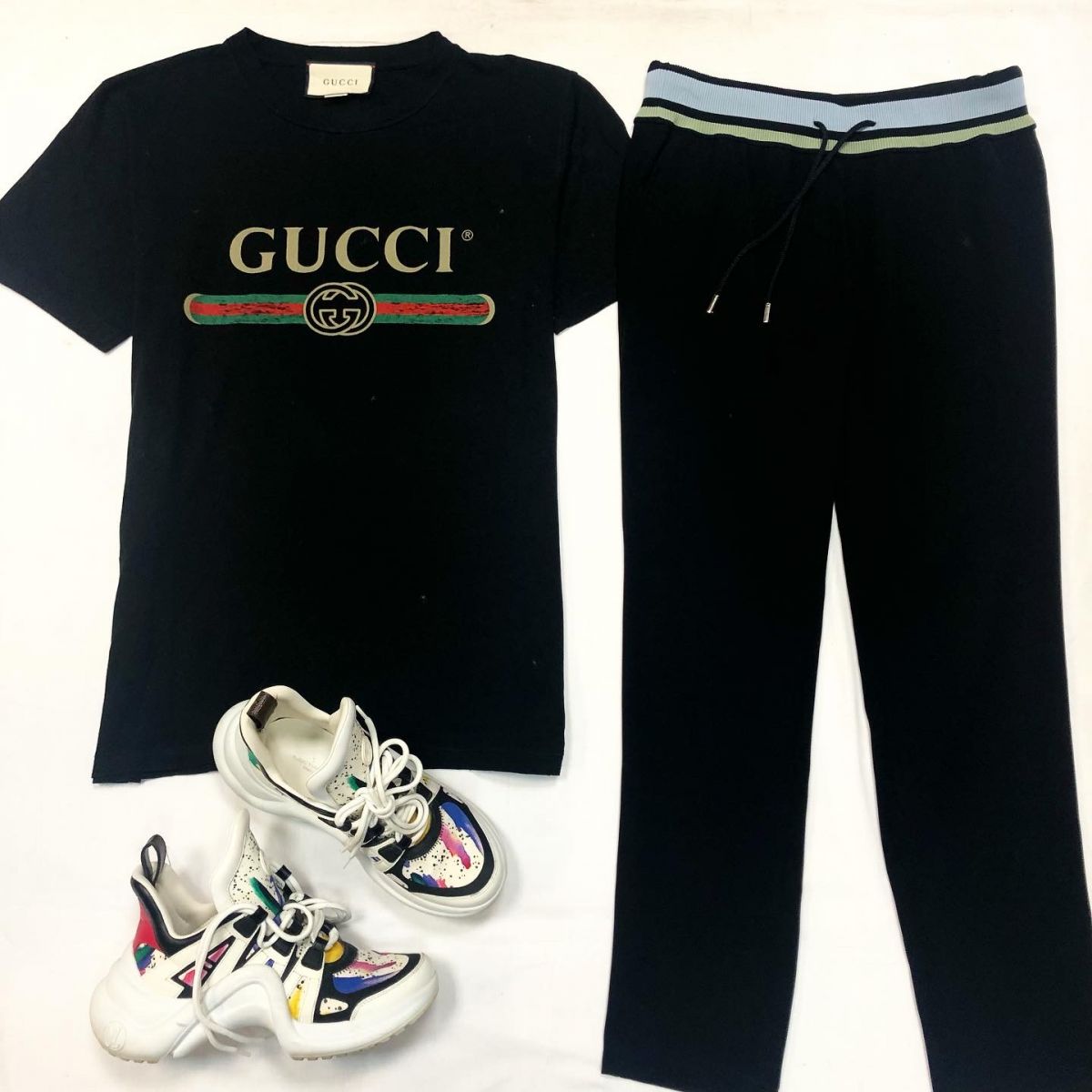 Футболка Gucci размер XS цена 10 770 руб Брюки Gucci размер 40 цена 7 693 руб Кроссовки Louis Vuitton размер 36.5 цена 23 078 руб