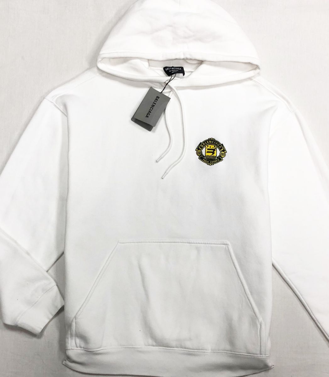 Толстовка Balenciaga размер M цена 31 310 руб/ с биркой/
Кроссовки Chanel размер 38.5 цена 39 138 руб