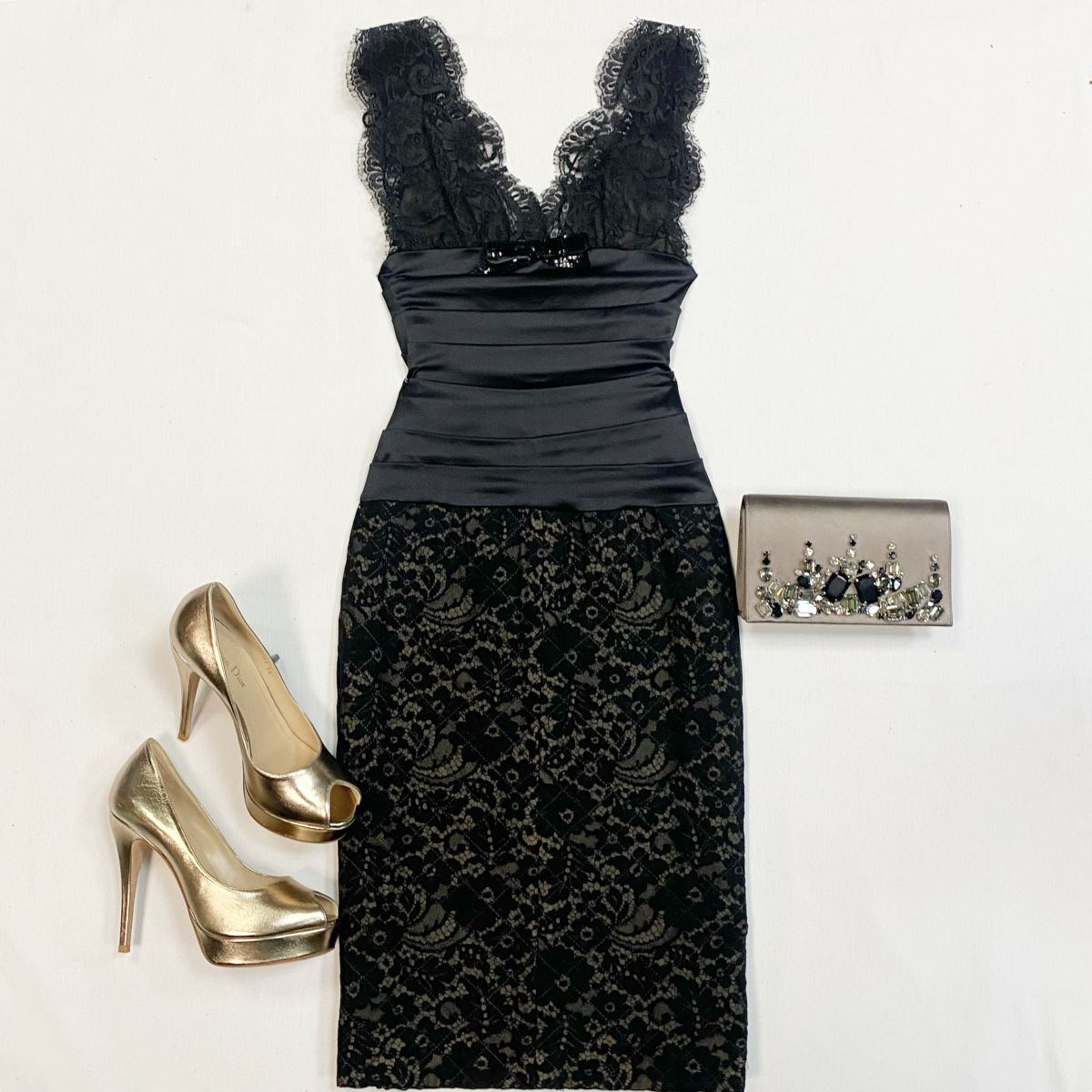 Платье/шитьё/ пайетки / Dolce Gabbana размер 40 цена 15 385 рубТуфли Dior размер 38 цена 26 155 рубКлатч Prada