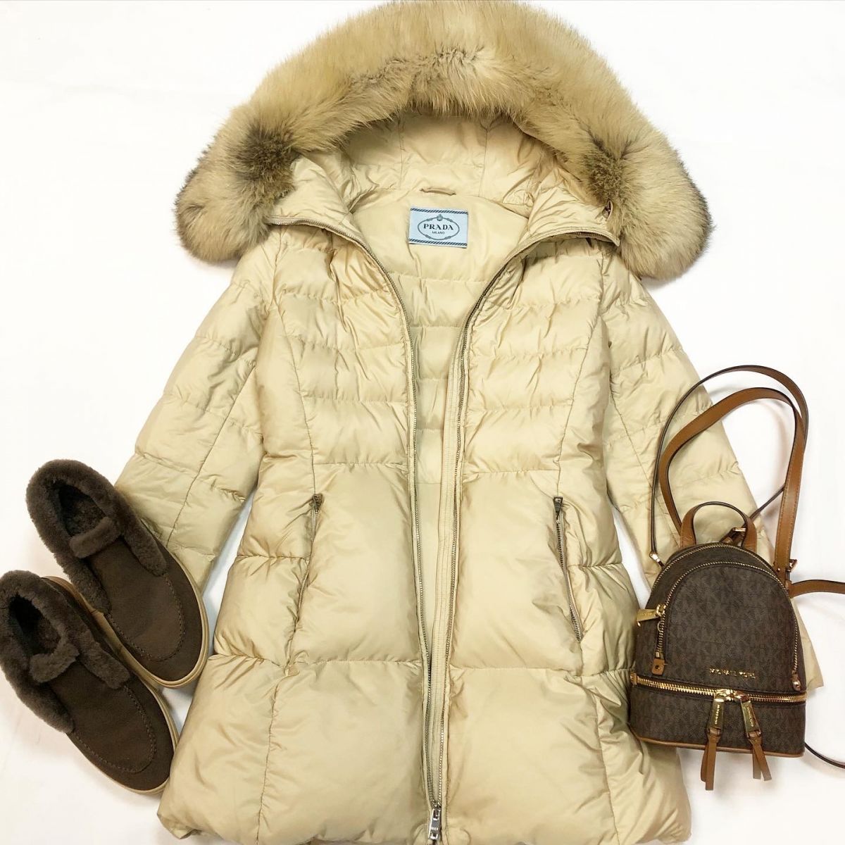 Пуховик PRADA размер 40 цена 23 078 руб Лоферы 12 STOREEZ размер 37 цена 7693 руб Рюкзак MICHAEL KORS
