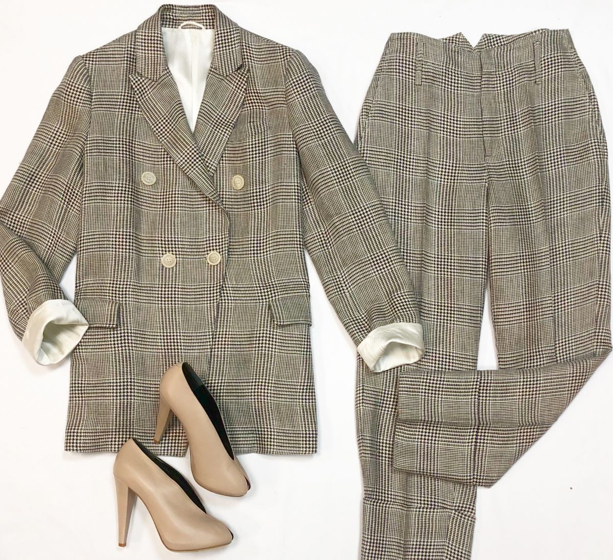 Костюм Brunello Cucinelli размер 44 цена 76 925 руб
Туфли CELINE размер 38.5 цена 12 308 руб