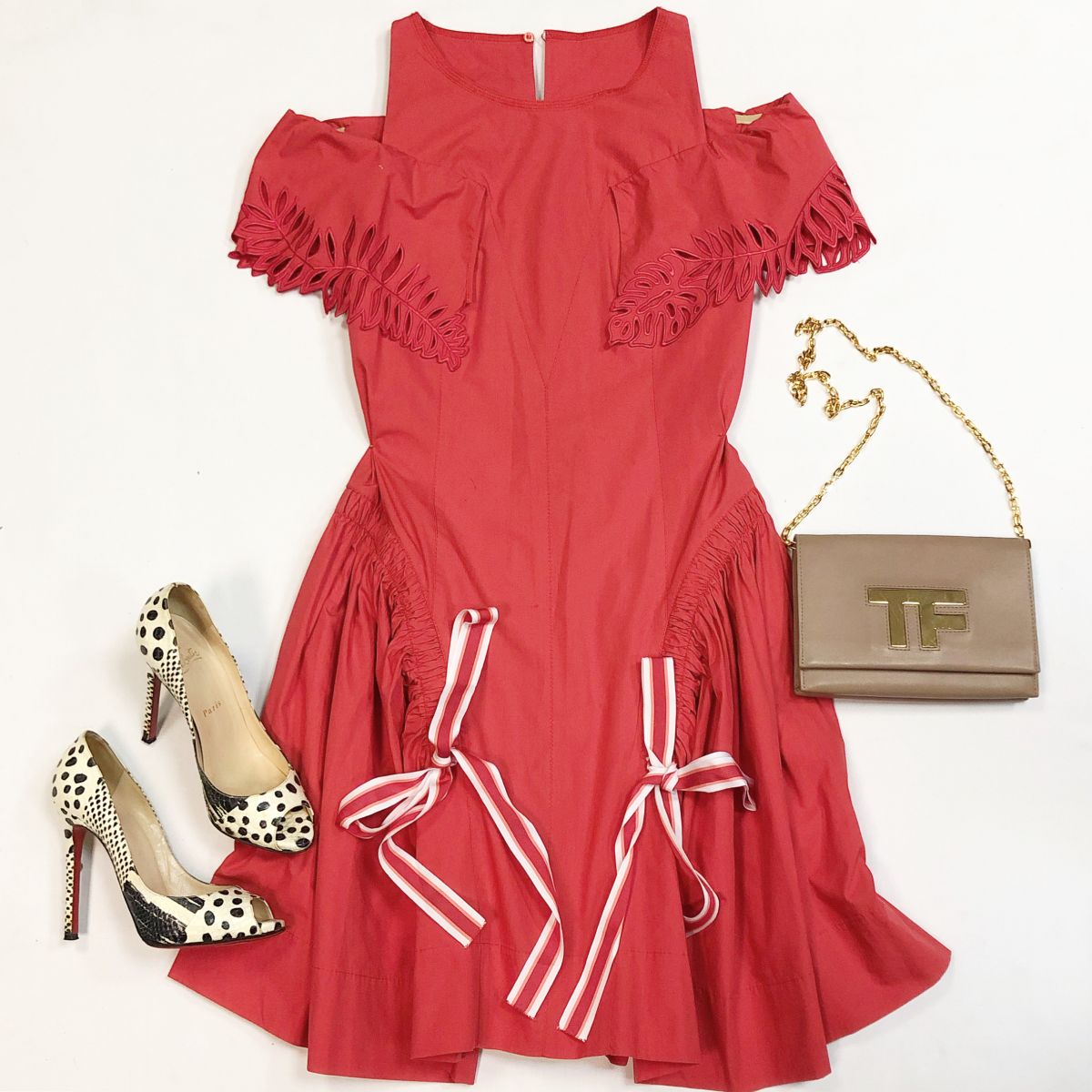 Платье Fendi размер 40 цена 15 385 рубТуфли Louboutin размер 37.5 цена 15 385 рубСумка Tom Ford