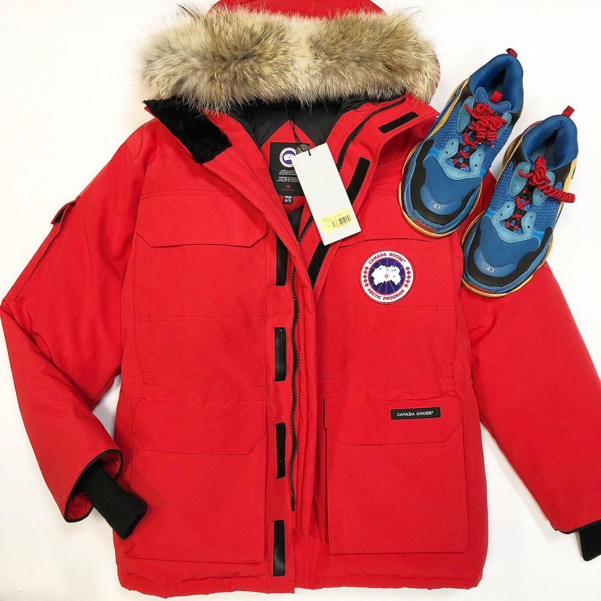 Пуховик Canada Goose  размер XL цена 76 925 руб / новый с бирками / Кроссовки Balenciaga  размер 43 цена 26 155 руб