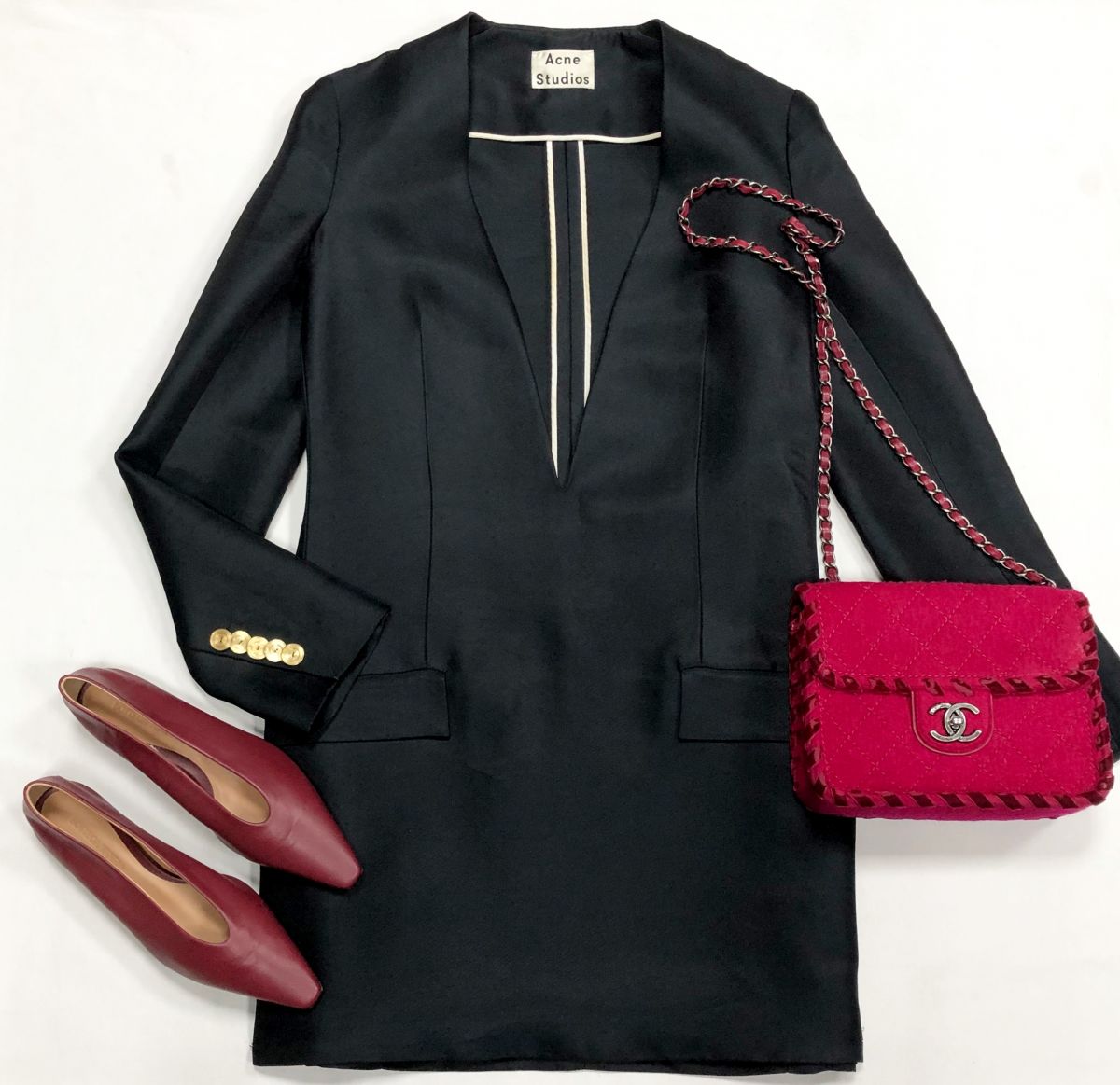 Платье Acne Studios размер 36 цена 15 385 руб
Балетки BOTTEGA VENETA размер 37 цена 30 770 руб
Сумка Chanel