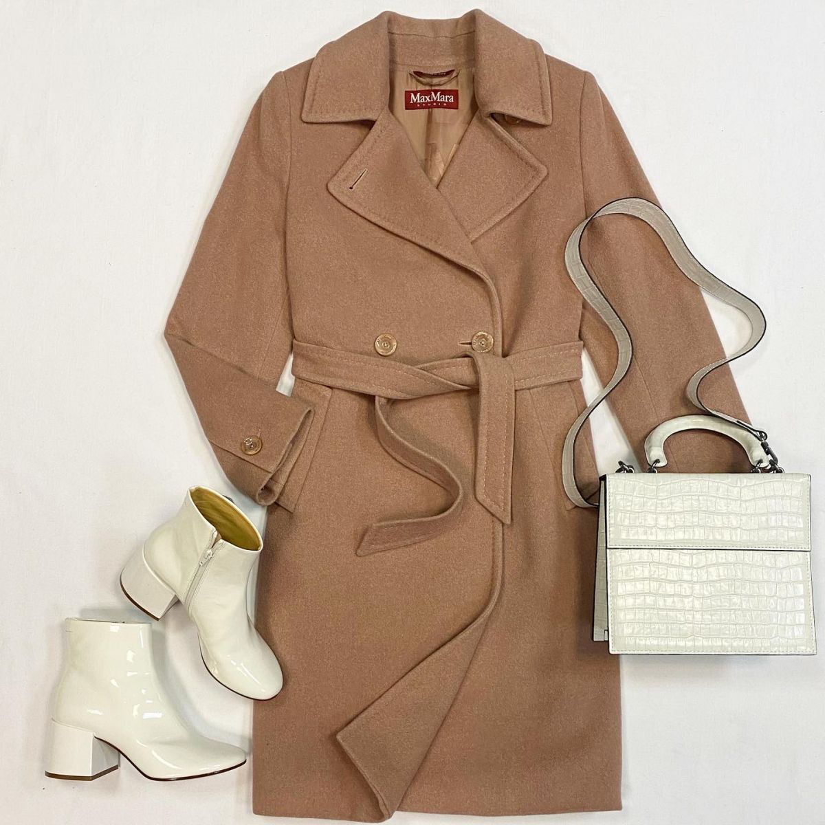 Пальто MAXMARA  размер 38 цена 38 463 рубБотильоны MARGIELA  размер 39 цена 15 385 рубСумка 0711