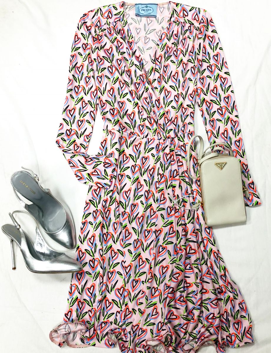 Клатч FENDI цена 31 314 руб
Платье PRADA размер S цена 23 484 руб 
Туфли SERGIO ROSSI размер 41 цена 15 655 руб 
Сумочка PRADA
