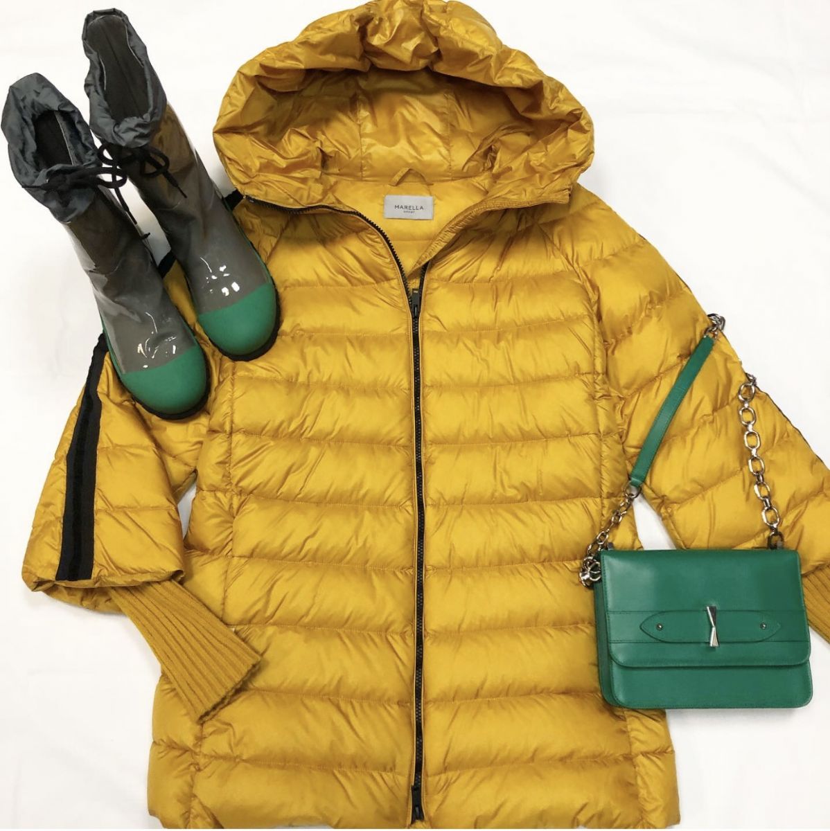 Куртка MARELLA SPORT размер 38 цена 15 385 руб Сапоги MIU MIU размер 38 цена 4 616 руб Сумка MCQUEEN
