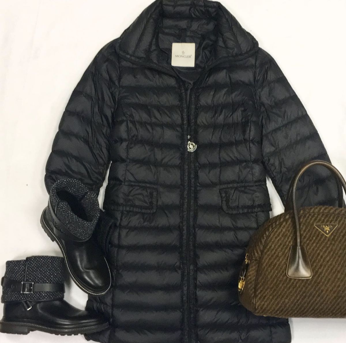Пуховик MONCLER  размер 3 цена 23 078 рубБотинки CHANEL  размер 38 цена 22 985 рубСумка PRADA