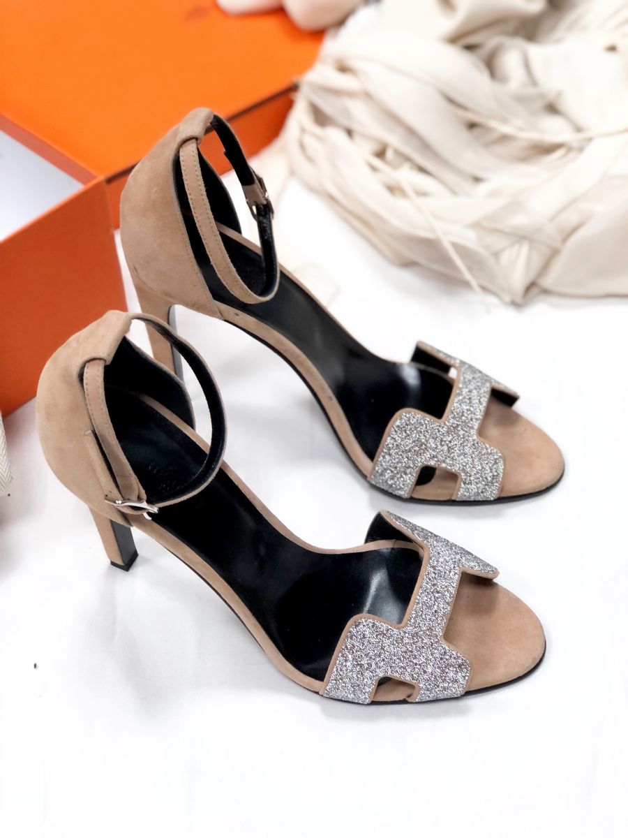 Босоножки HERMES размер 40
Цена 39 138 руб /новые/