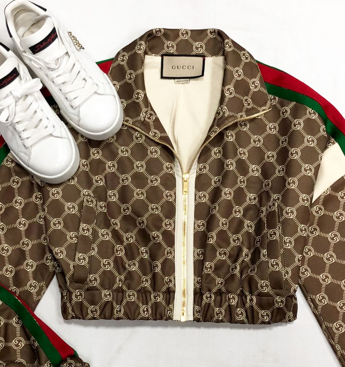 Бомбер Gucci размер M цена 62 620 руб
Кеды Dolce Gabbana размер 35.5 цена 18 786 руб