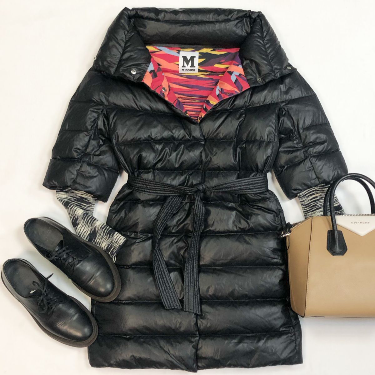 Пуховик Missoni размер M цена 10 770 рубБотинки Brunello Cucinelli размер 38 цена 15 385 рубСумка Givenchy