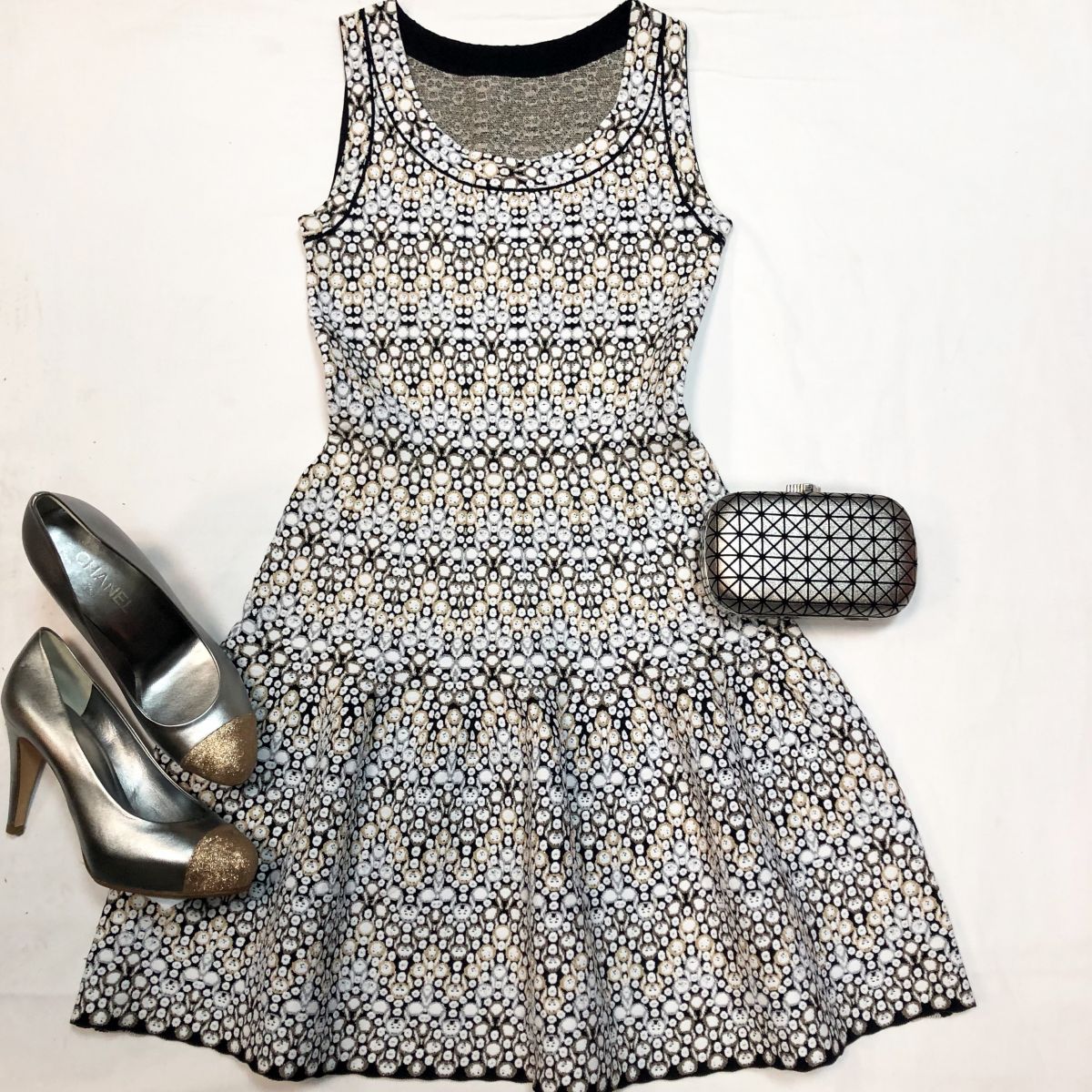 Платье /люрекс/ALAÏA размер 36 цена 23 078 руб 
Туфли CHANEL размер 38.5 цена 23 078 руб 
Клатч ARMANI