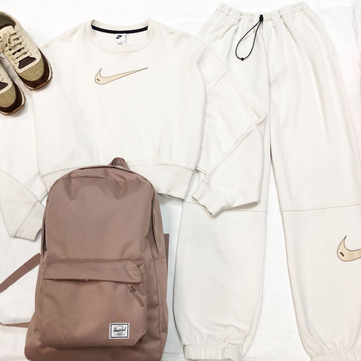 Костюм Nike размер М цена 6 154 руб 
Рюкзак HERSCHEL