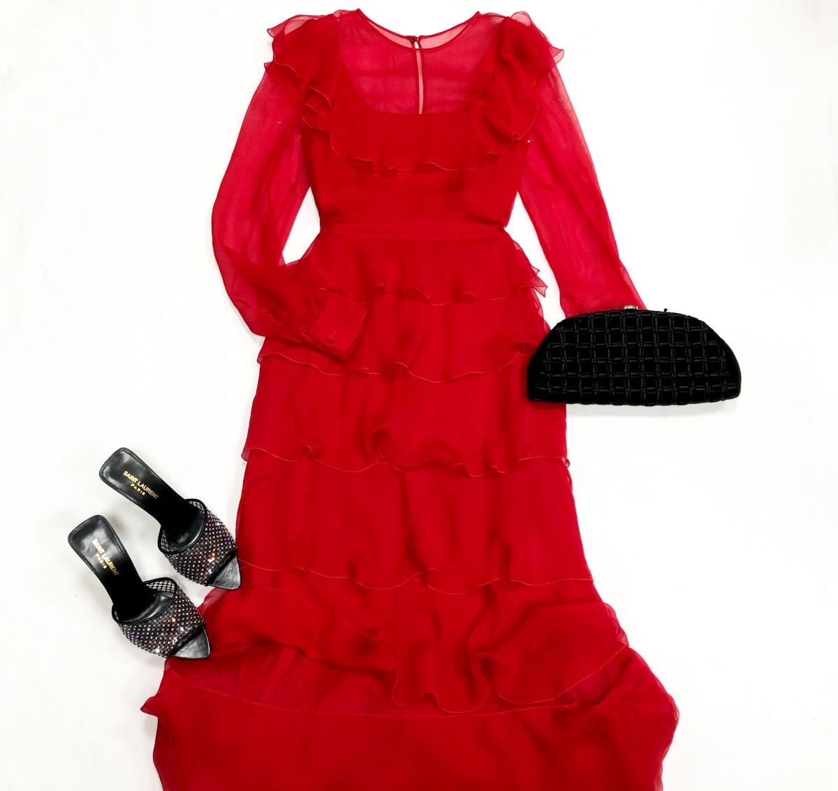 Платье Valentino размер  42 цена 46 155 руб
Сабо Saint Laurent размер 38 цена 58 463 руб
Клатч Chanel 
