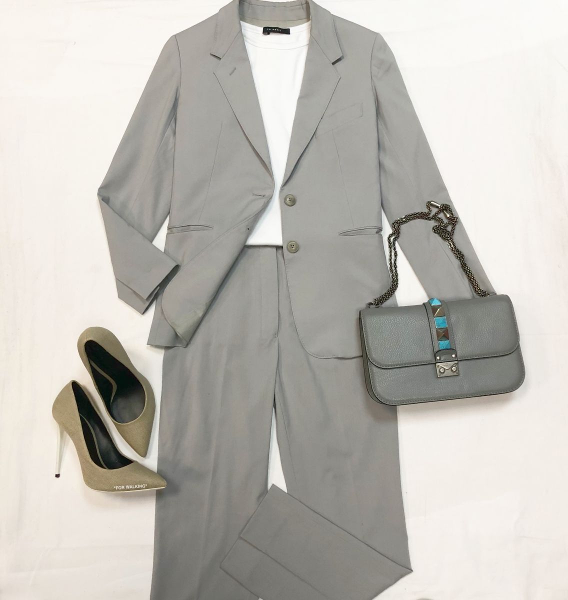 Костюм HERMES размер 34 цена 53 847 руб 
Сумка VALENTINO