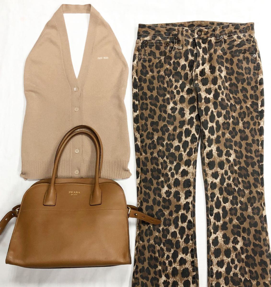 Джинсы R13 размер 30 цена 23 483 руб
Топ Miu Miu размер 42 цена 7 828 руб
Сумка Prada