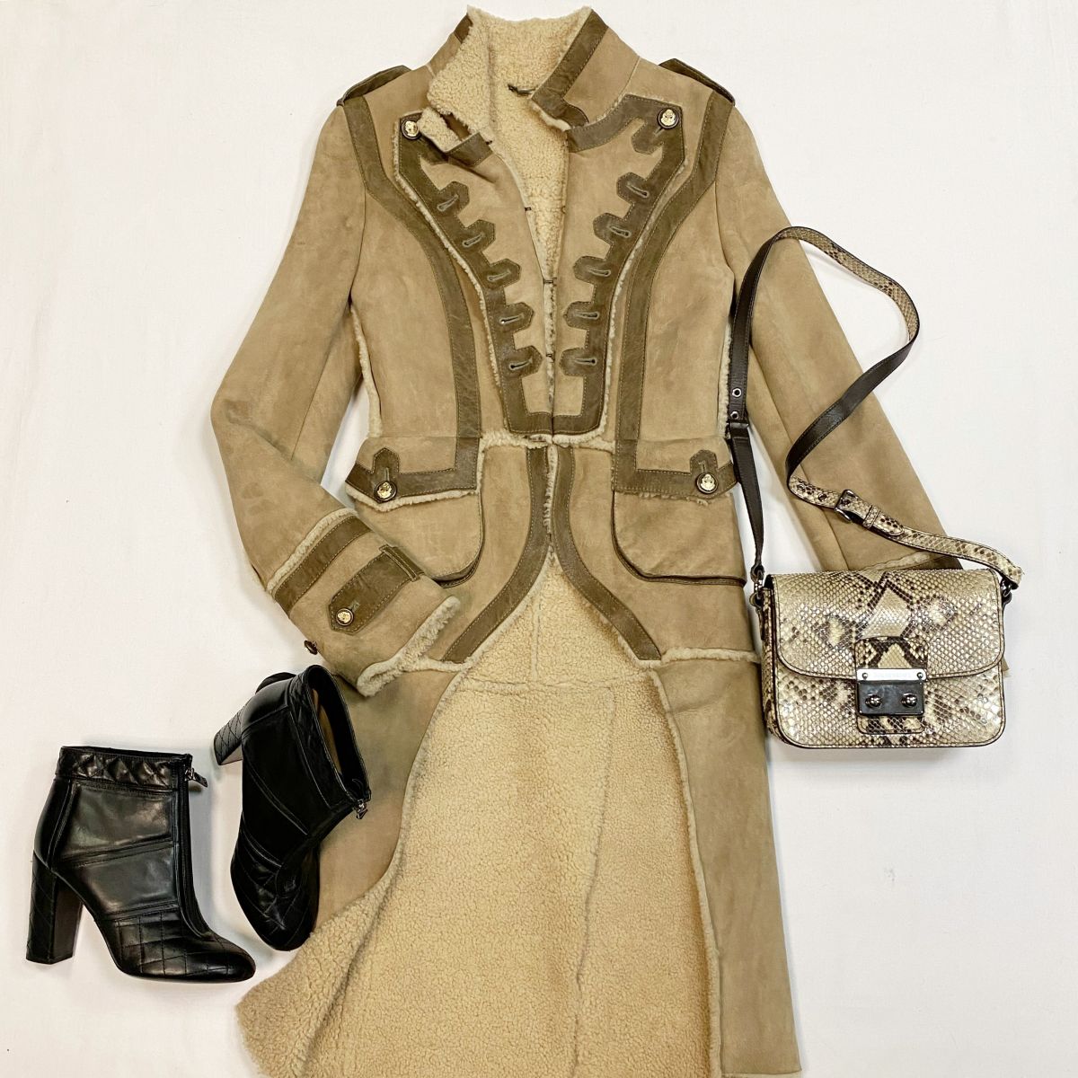 Дублёнка Dolce Gabbana размер 42 цена 23 078 рубБотинки Chanel размер 39 цена 38 463 рубСумка Miu Miu