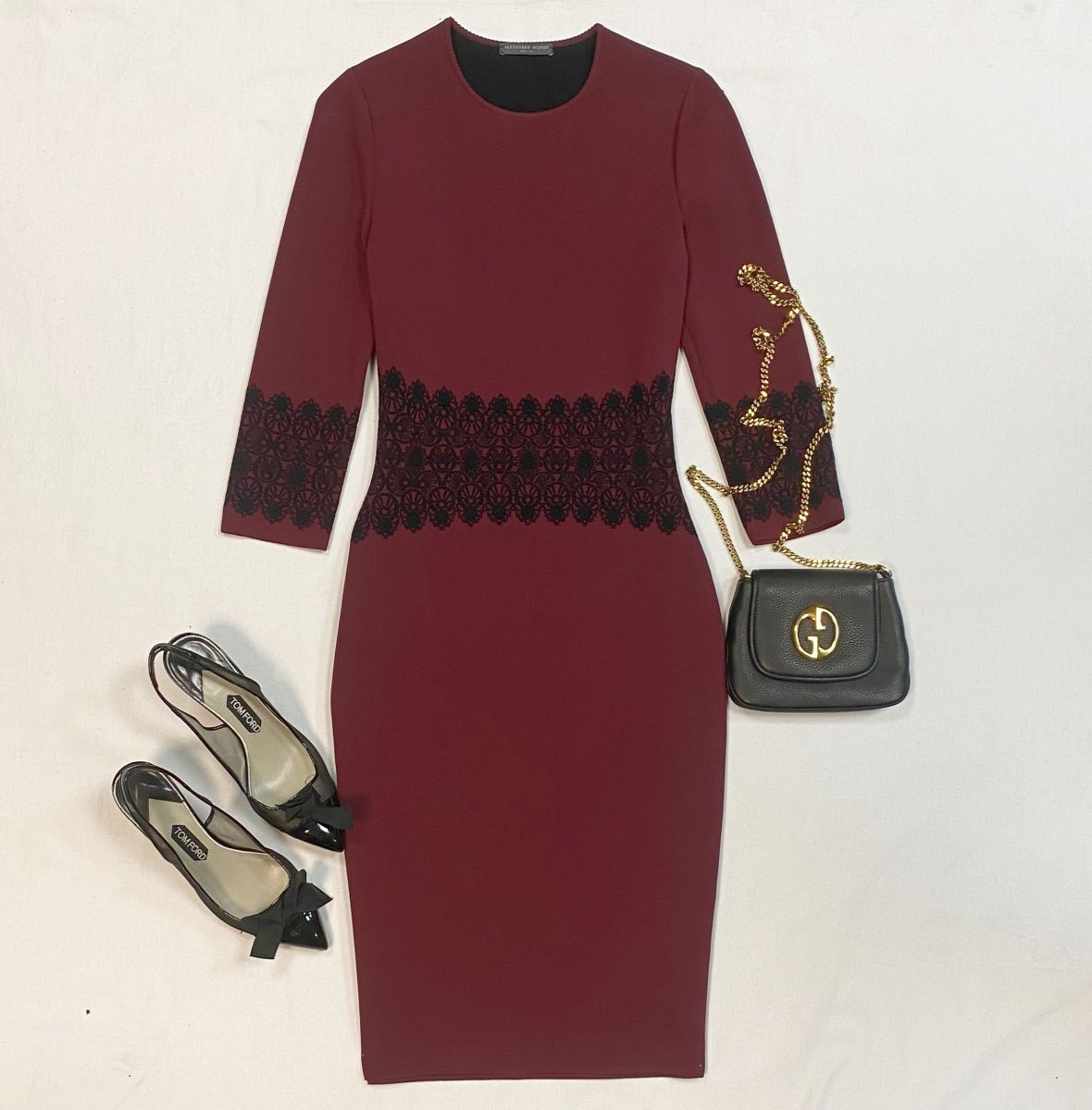 Платье Alexander Mqueen размер S цена 15 385 руб
Туфли Tom Ford размер 39 цена 10 770 руб
Сумка Gucci