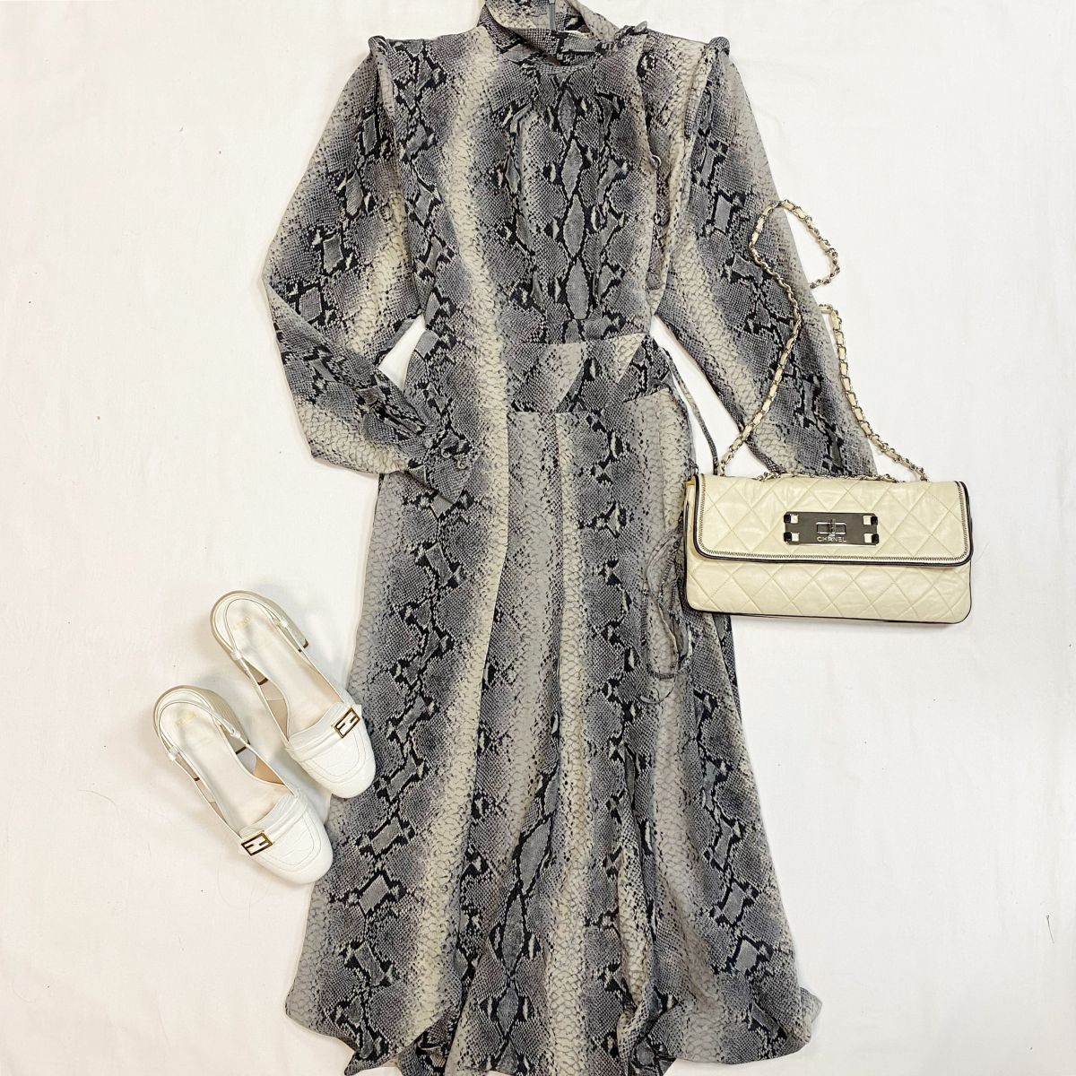 Платье Alessandra Rich размер 38 цена 15 385 рубТуфли Fendi размер 38 цена 23 078 рубСумка Chanel
