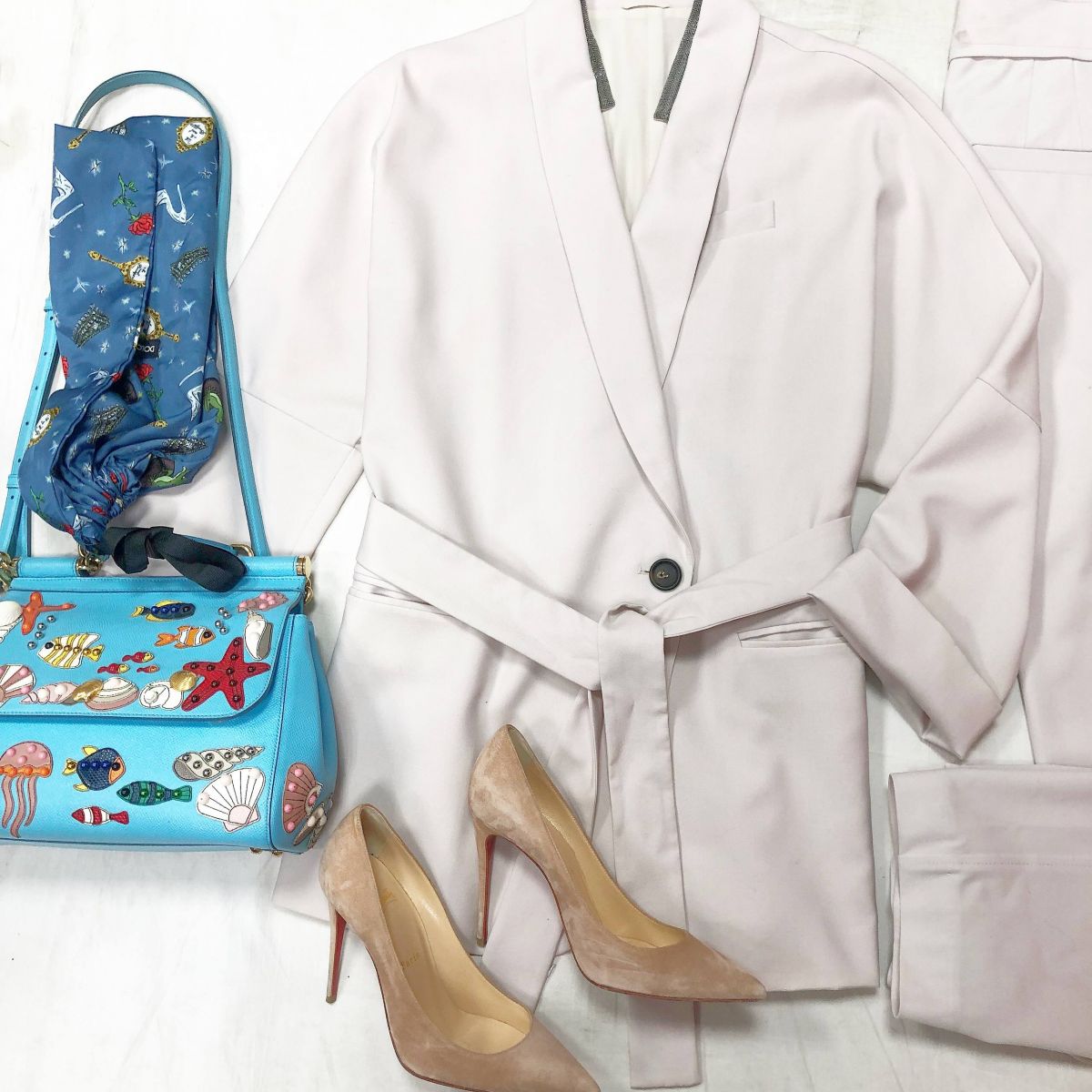 Костюм BRUNELLO CUCCINELLI размер 42 цена 78 275 руб 
Туфли Louboutin размер 37.5 цена 23 483 руб