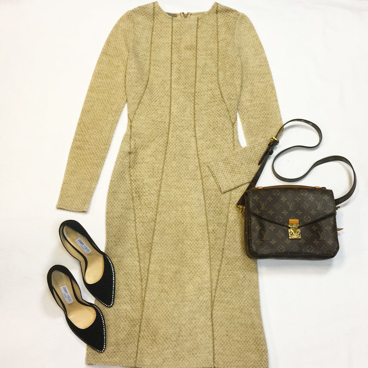 Платье BOTTEGAVENETA размер 40 цена 13 847 рубТуфли JIMMYCHOO  размер 38.5 цена 12 308 рубСумка LOUIS VUITTON 