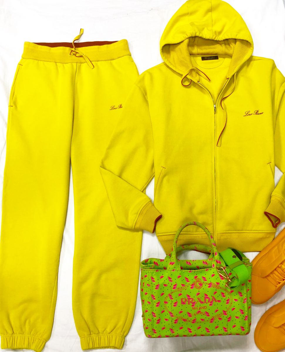 Костюм LORO PIANA размер S цена 46 965 руб 
Сумочка PRADA