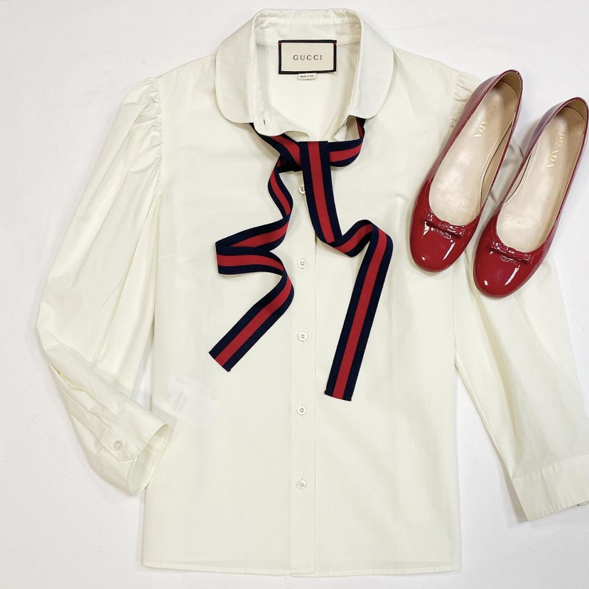 Рубашка Gucci размер 44 цена 15 385 рубБалетки Prada размер 36.5 цена 12 308 руб